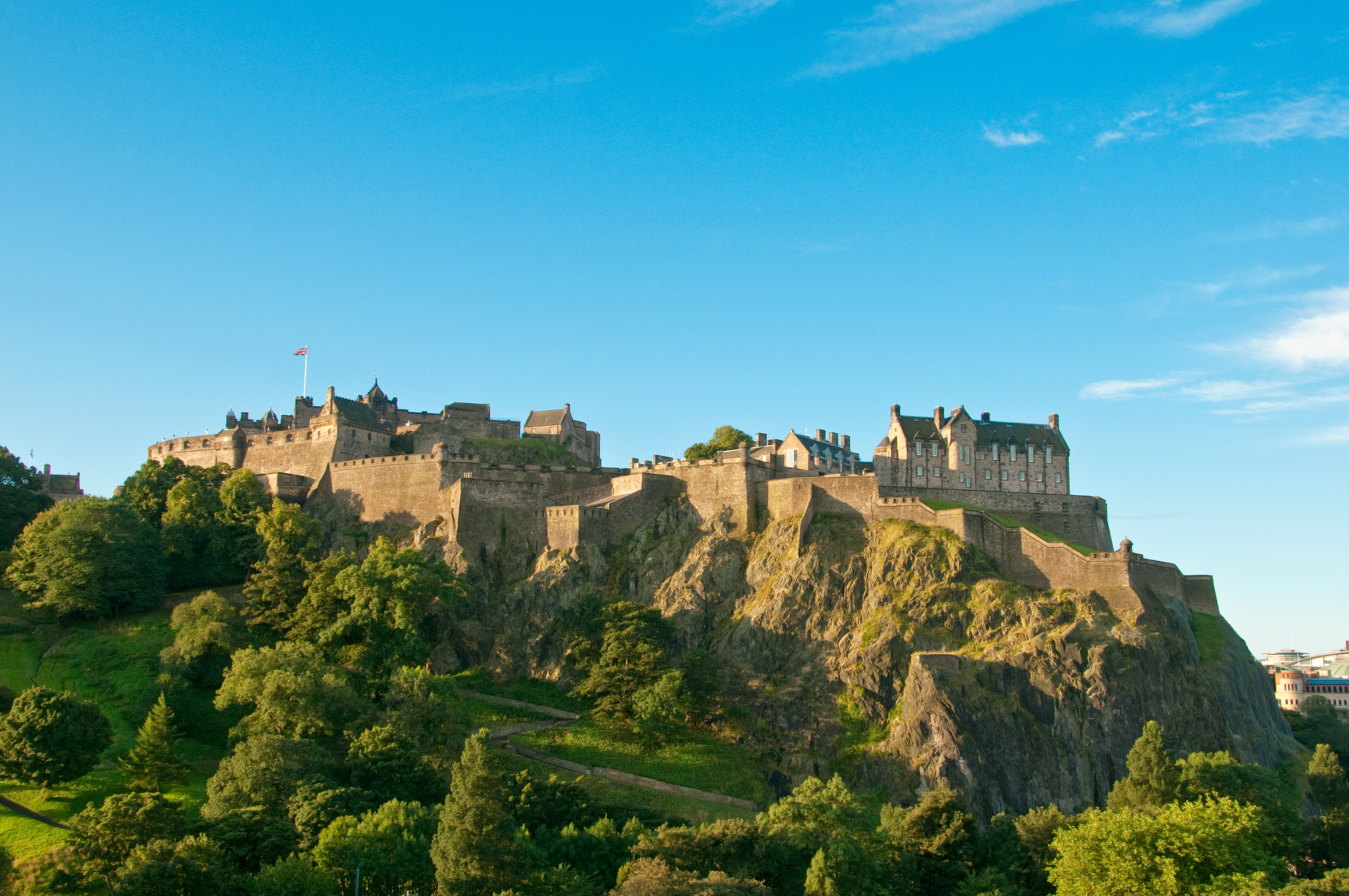 Edinburgh Castle placeret strategisk på Castle Rock med grønne omgivelser