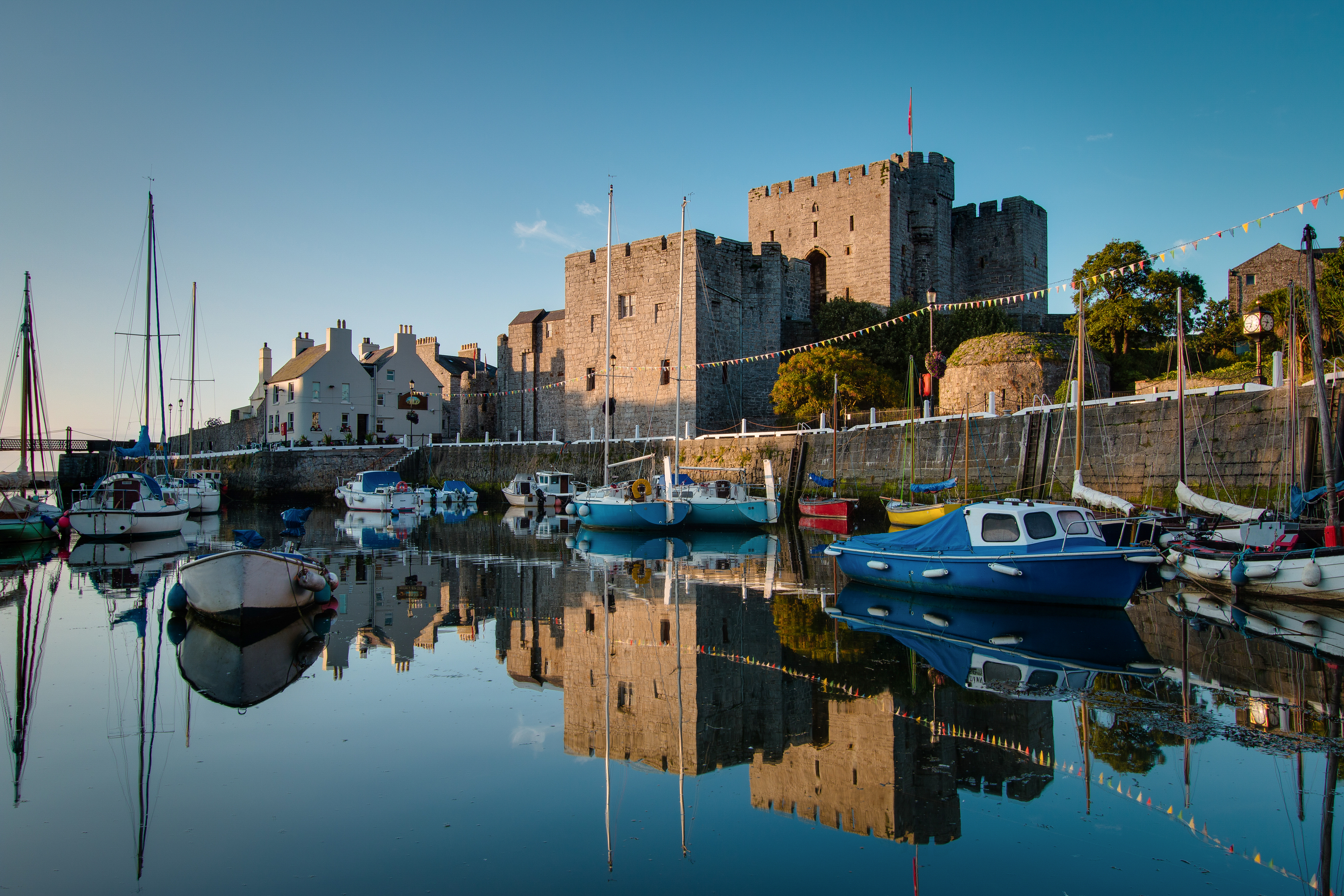 Smuk Castletown marina med historisk borg og rolige vandreflekser