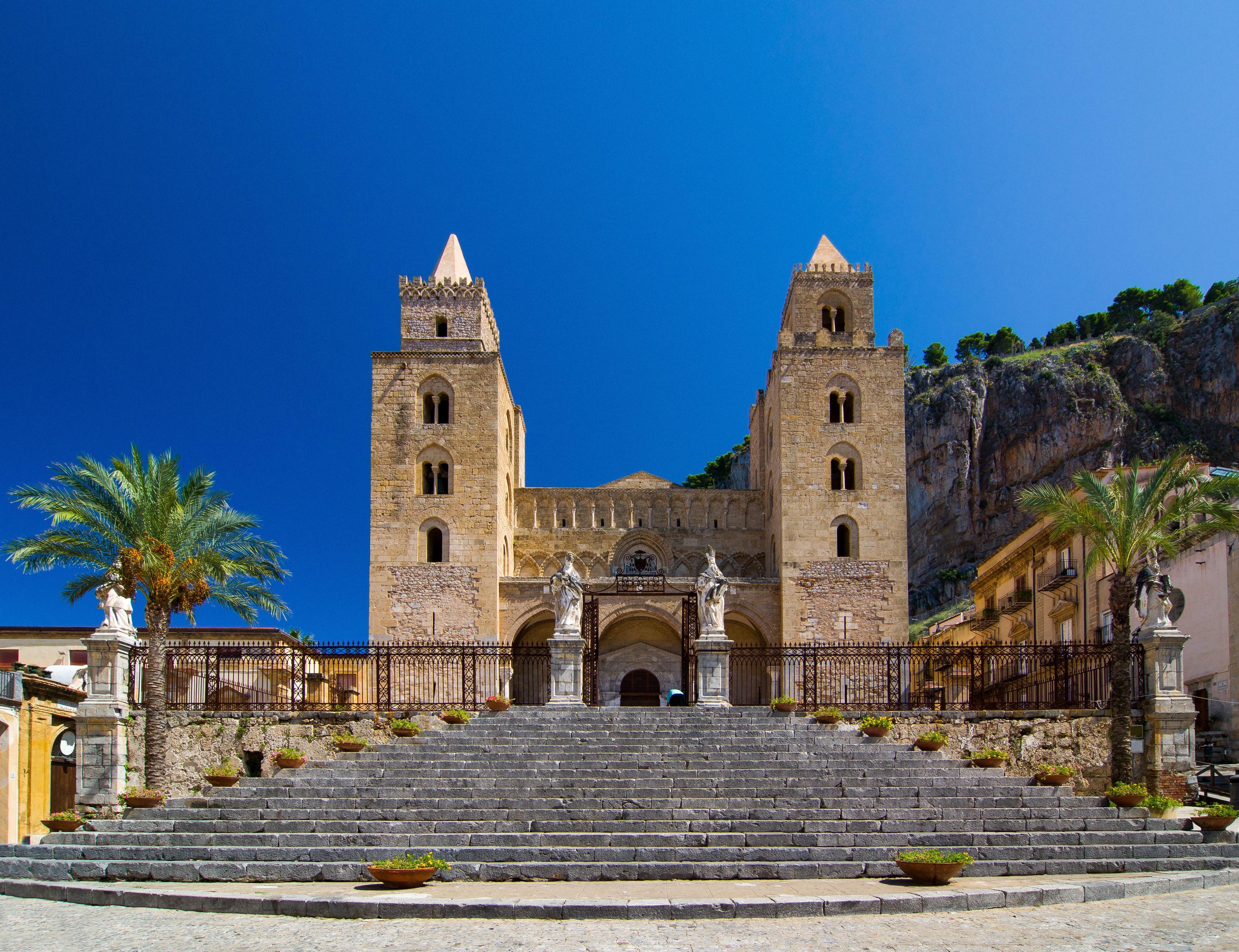Middelalderlig basilika i Cefalù, Sicilien med smukke tvillingetårne og stentrappe