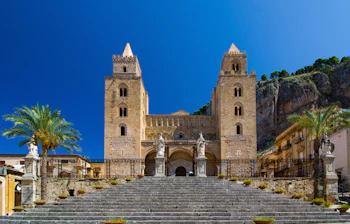 Middelalderlig basilika i Cefalù, Sicilien med smukke tvillingetårne og stentrappe