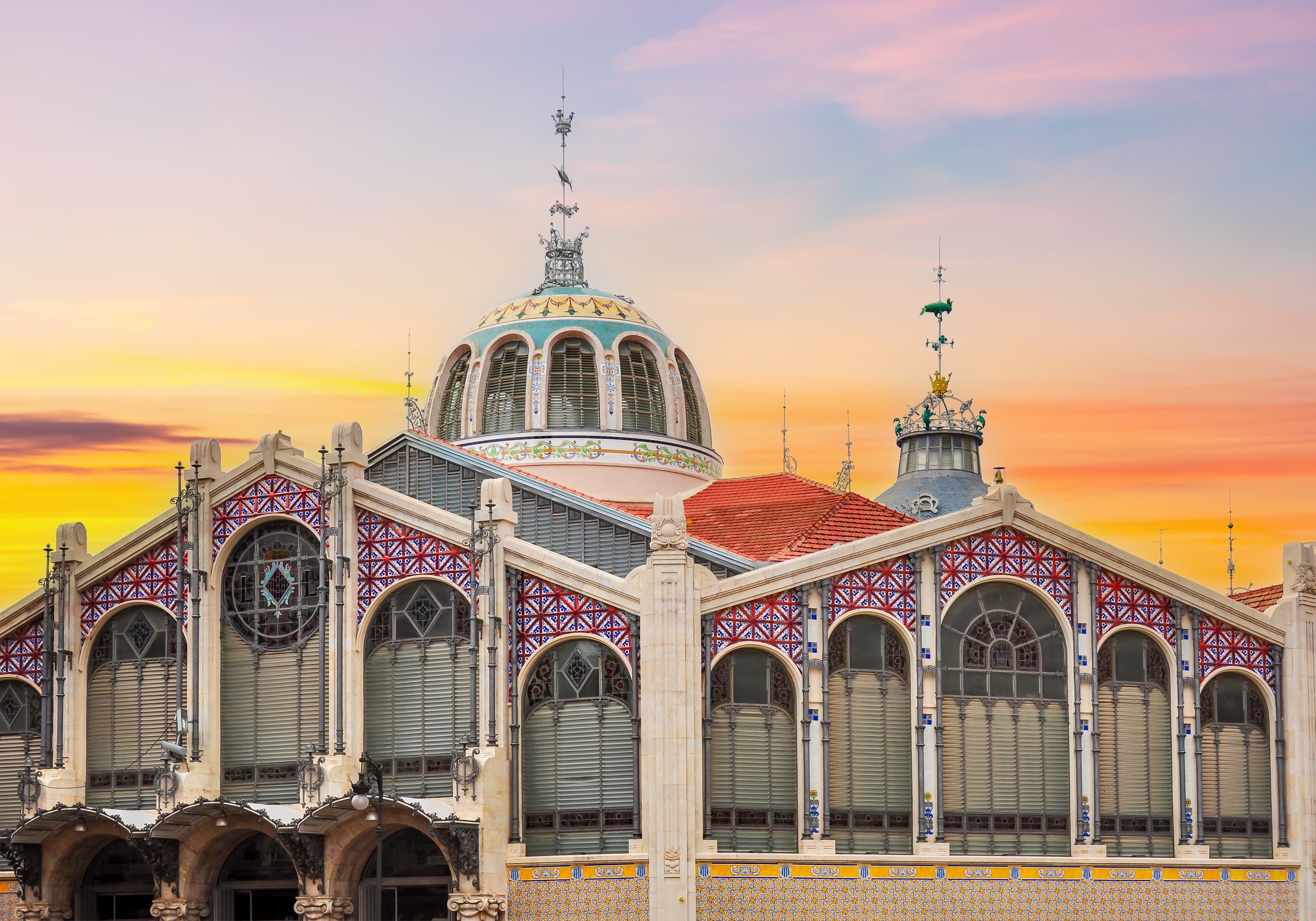 Central Market Valencia kuppelarkitektur ved solnedgangstid