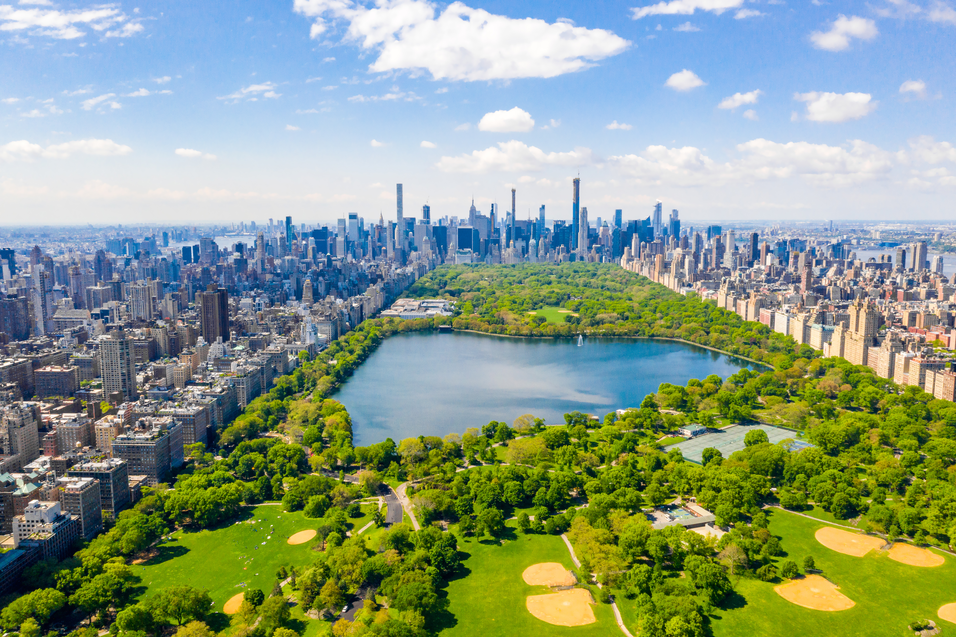 Central Park med Jacqueline Kennedy Onassis Reservoir og Manhattan skyline set fra oven