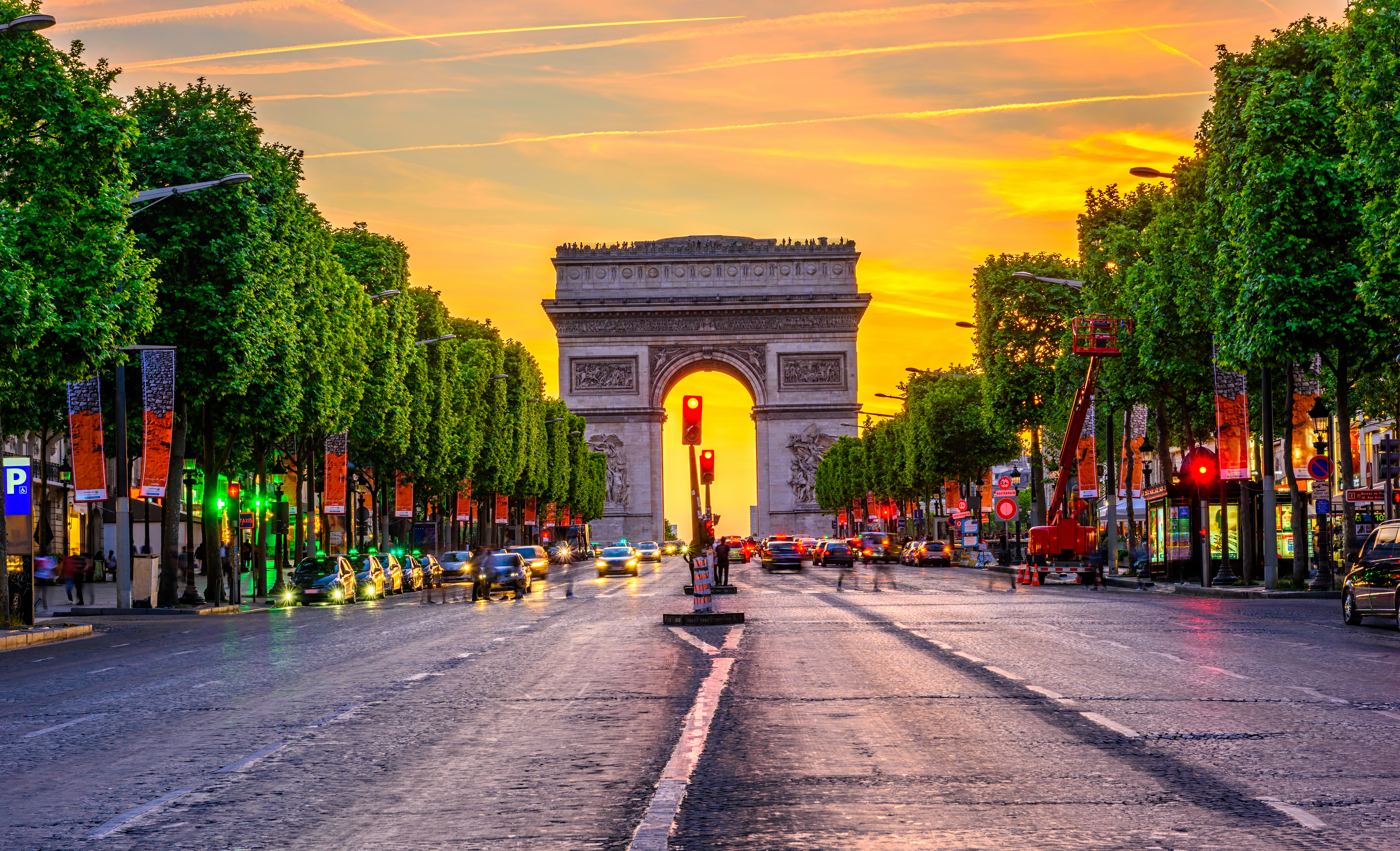 Champs-Élysées boulevard med Triumfbuen i baggrunden under den gyldne time i Paris