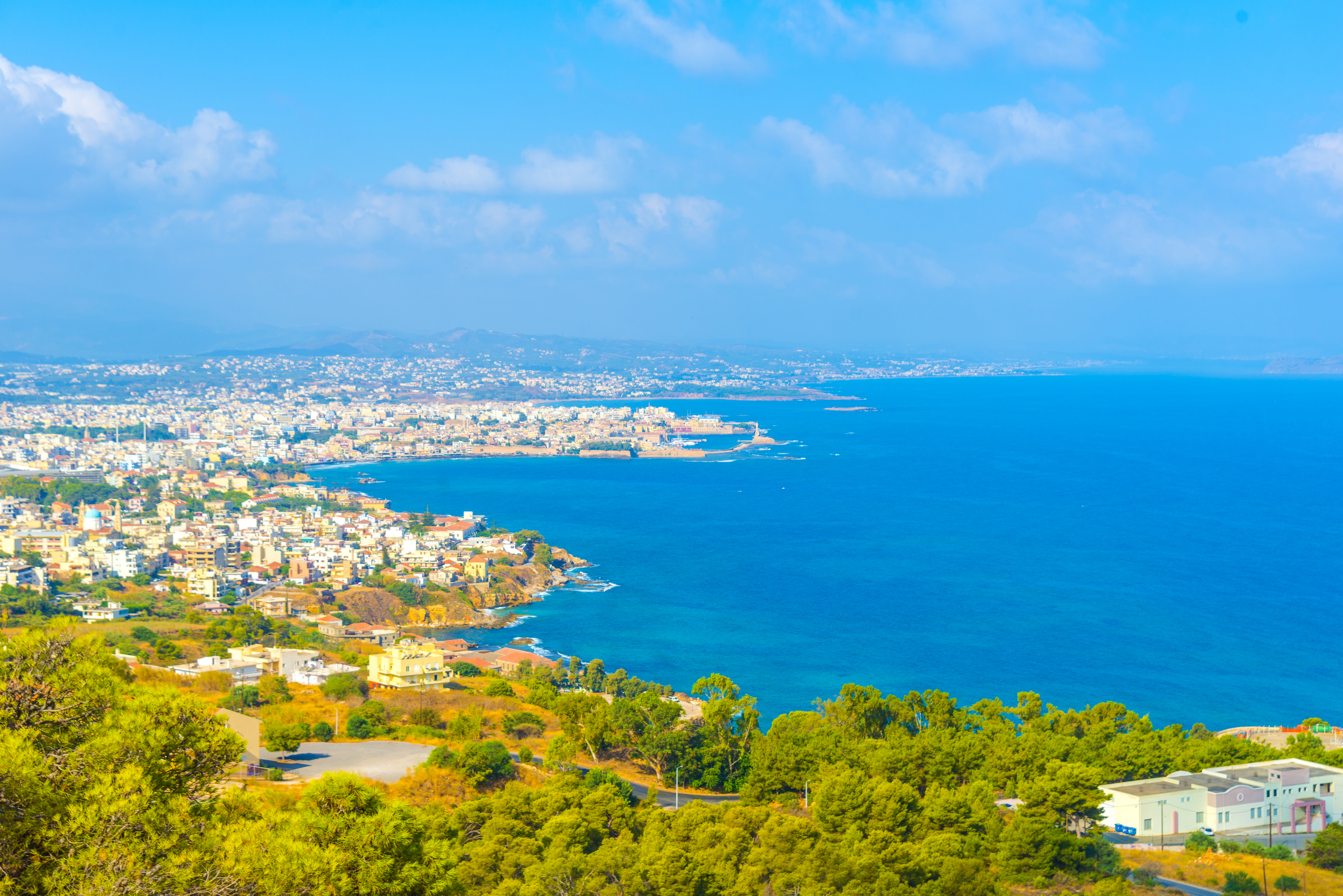 Luftudsigt over Chania by og det blå middelhav på Kreta
