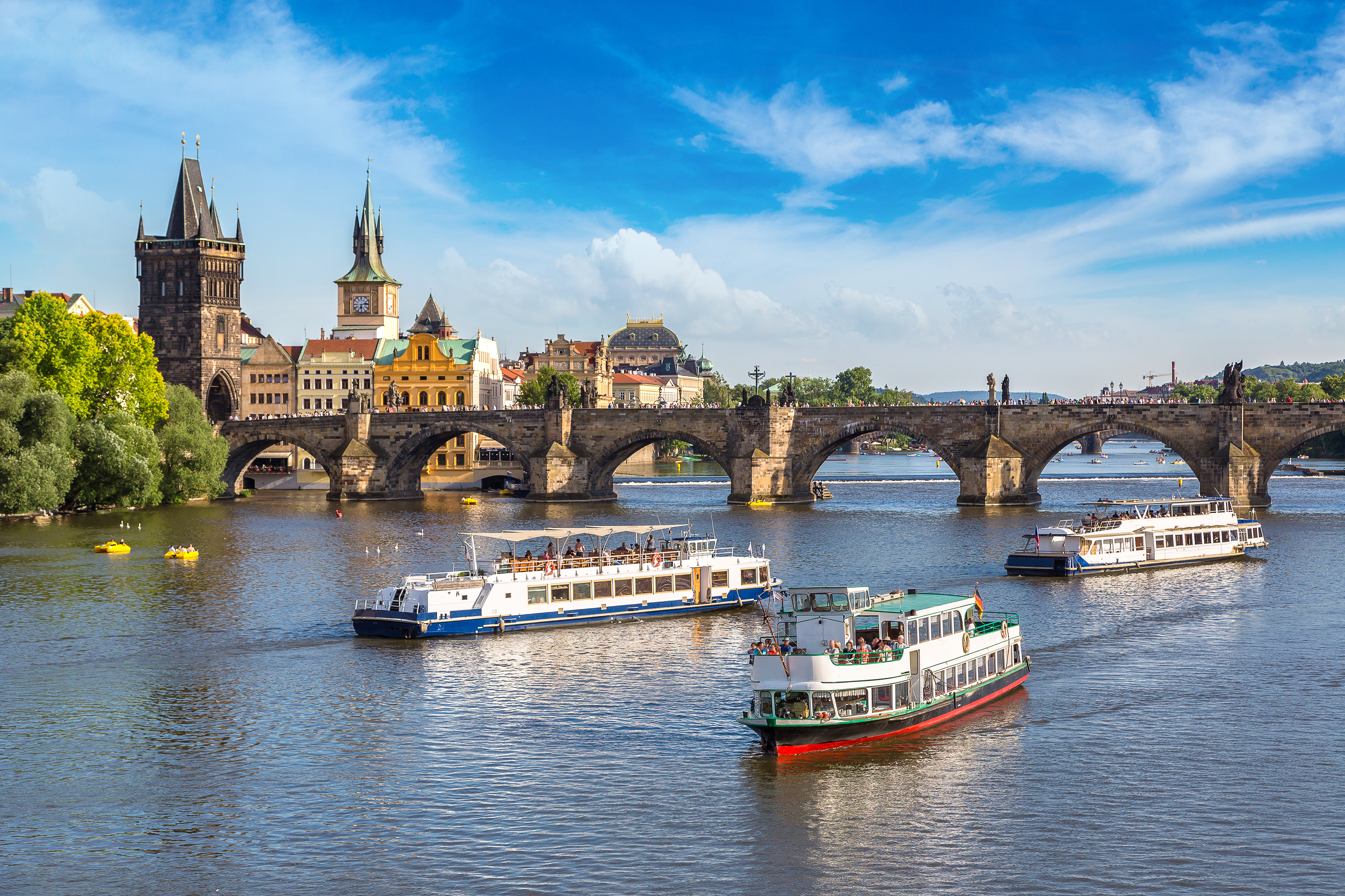 Charles Bridge på en smuk sommerdag med bådture på Vltava floden i Praha