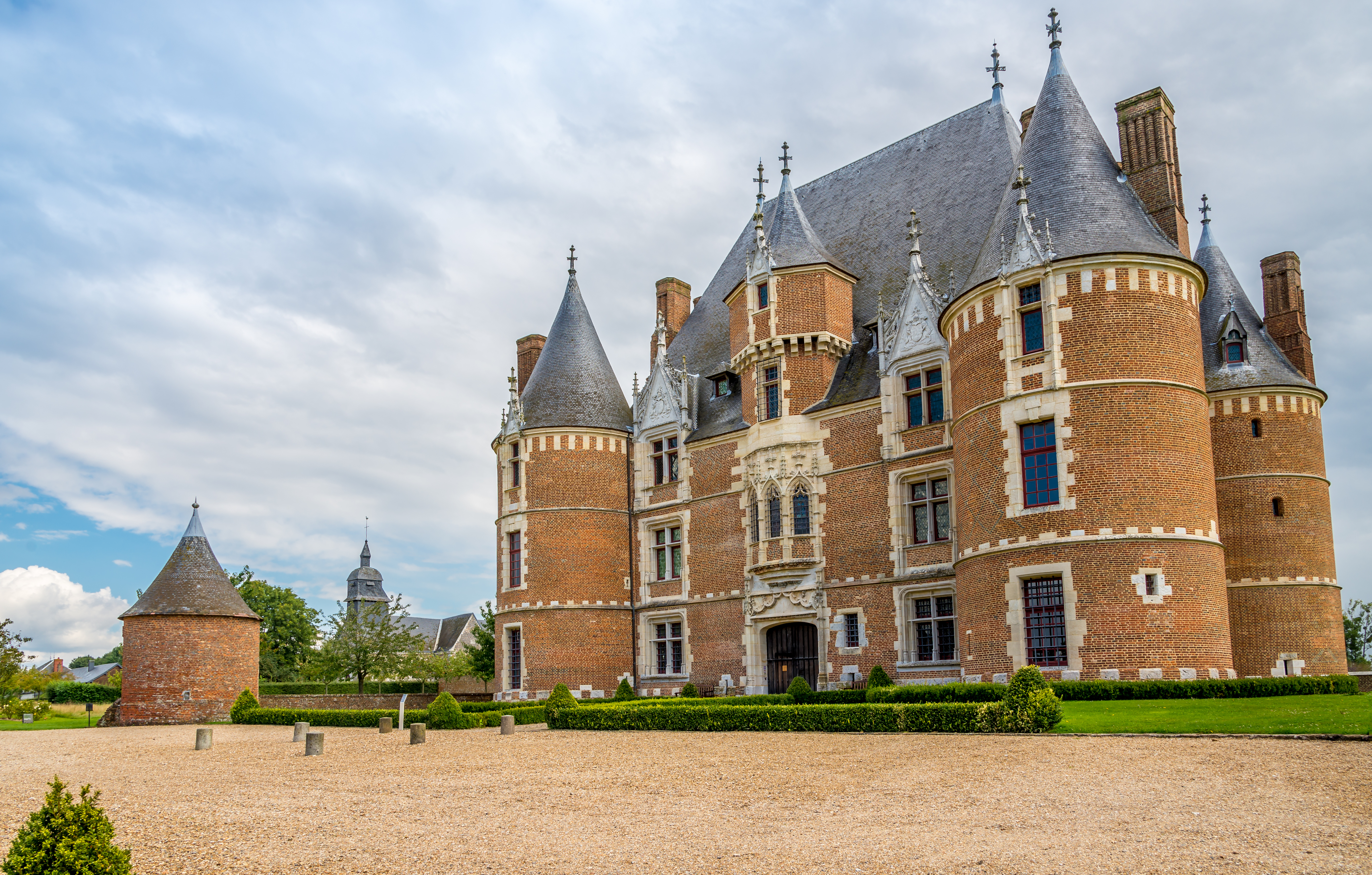 Château de Martainville i Normandiet, Frankrig – et velbevaret renæssanceslot med karakteristiske tårne og smuk parkanlæg