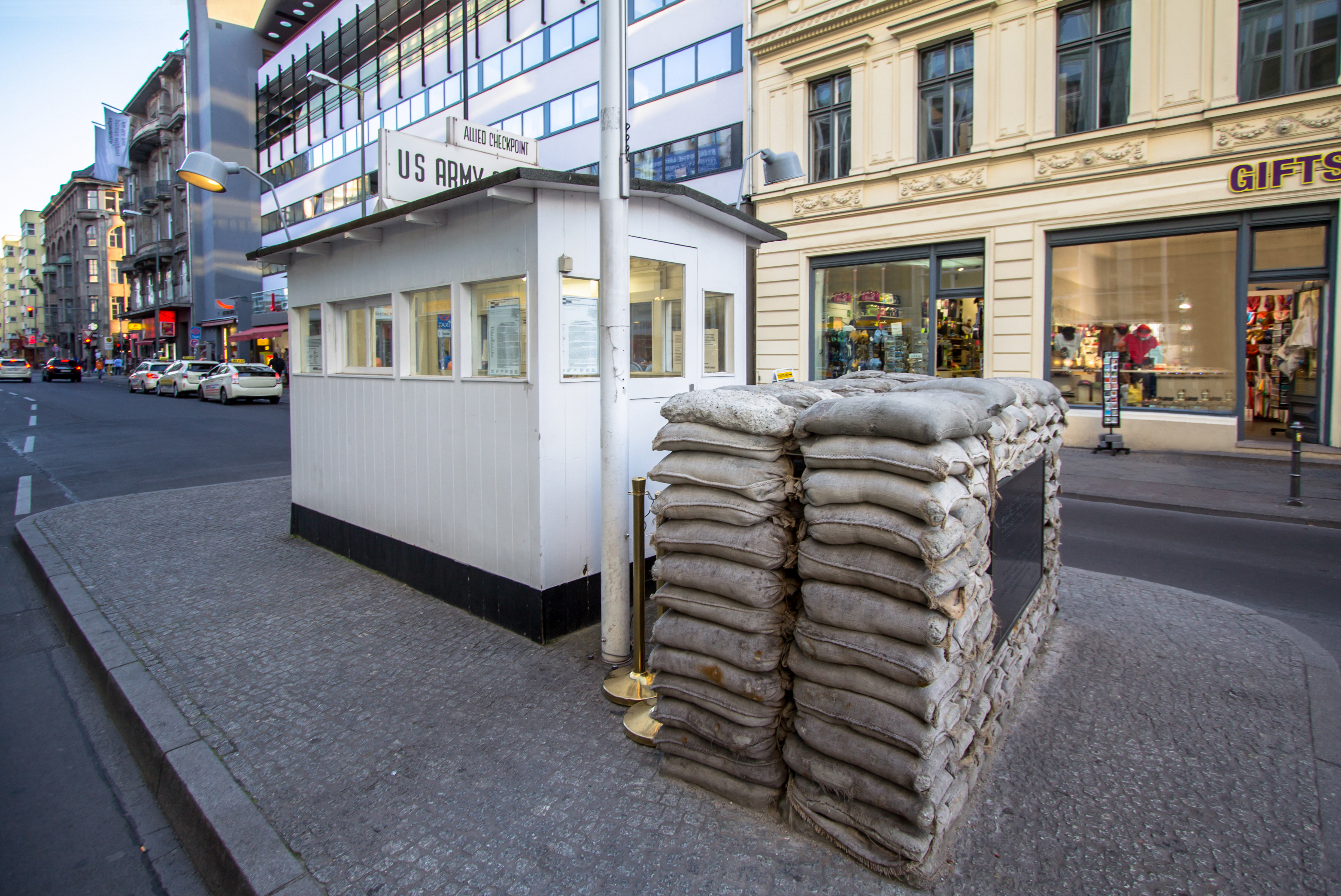 Checkpoint Charlie i Berlin med amerikansk vagtpost og sandsække fra den kolde krig