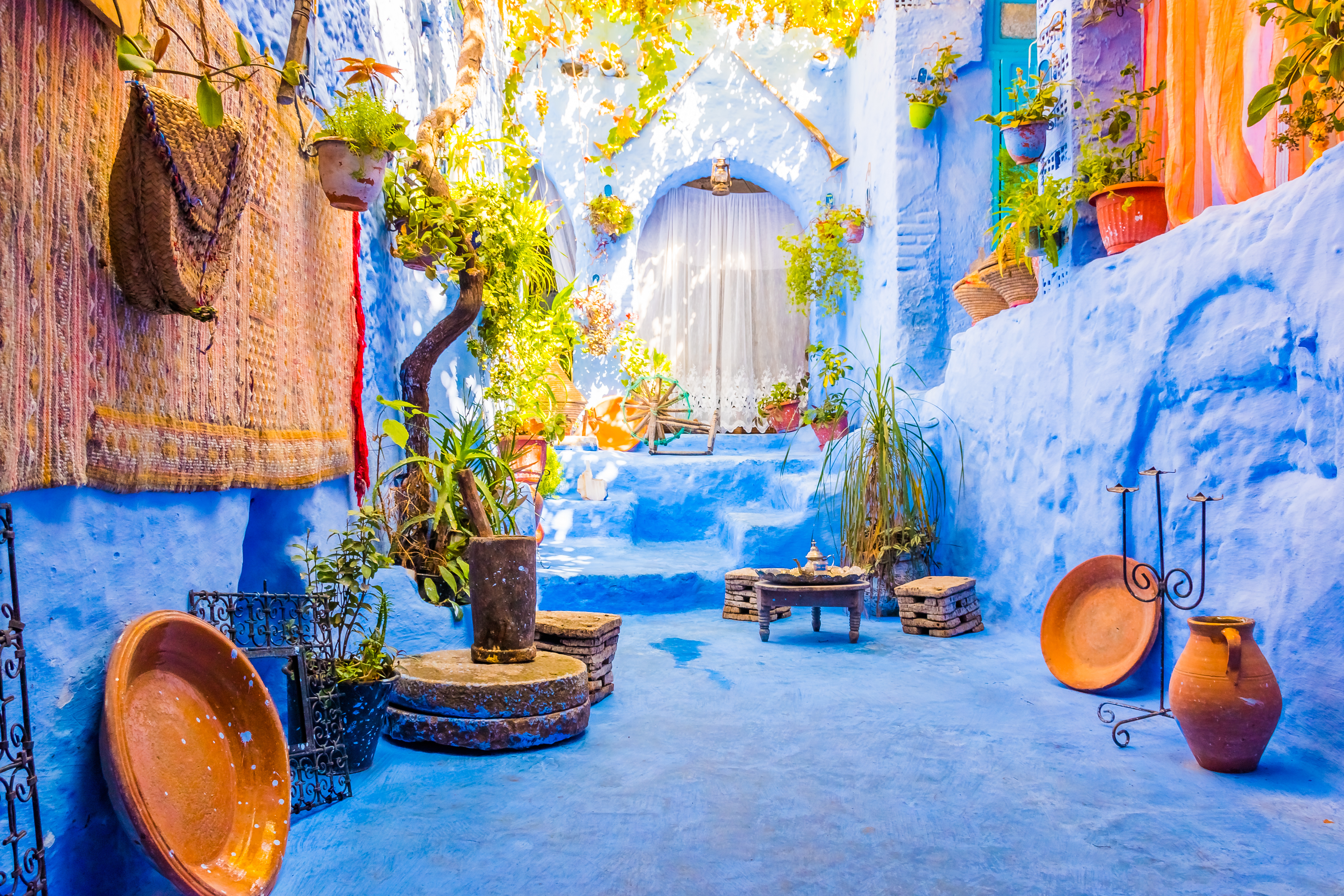 Autentisk marokkansk stemning i Chefchaouen med blåmalede vægge, traditionelle lerpotter og hængende planter