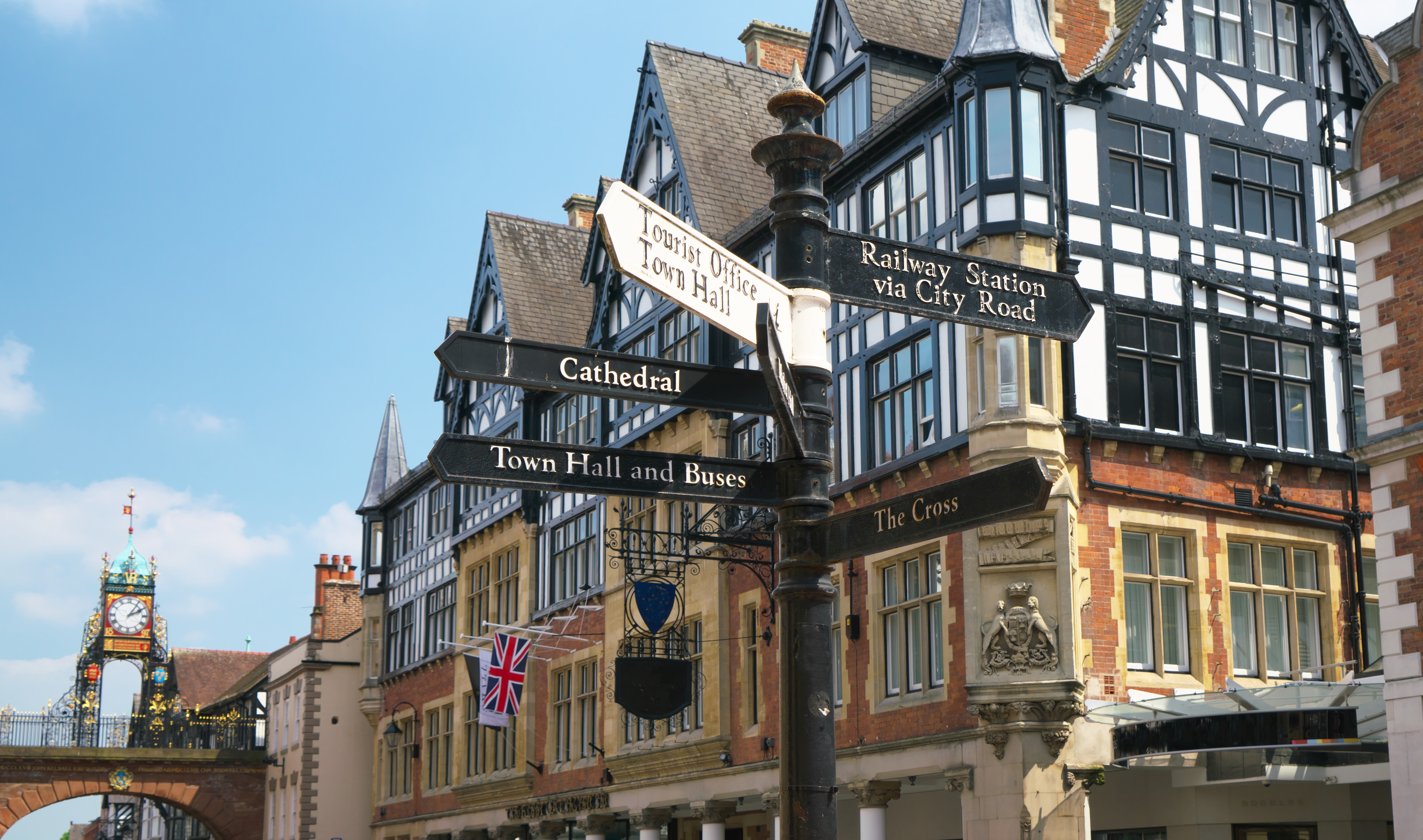 Den charmerende Eastgate-klokke i Chester fra 1897, monteret på byens gamle romerske mur og et populært fotomotiv