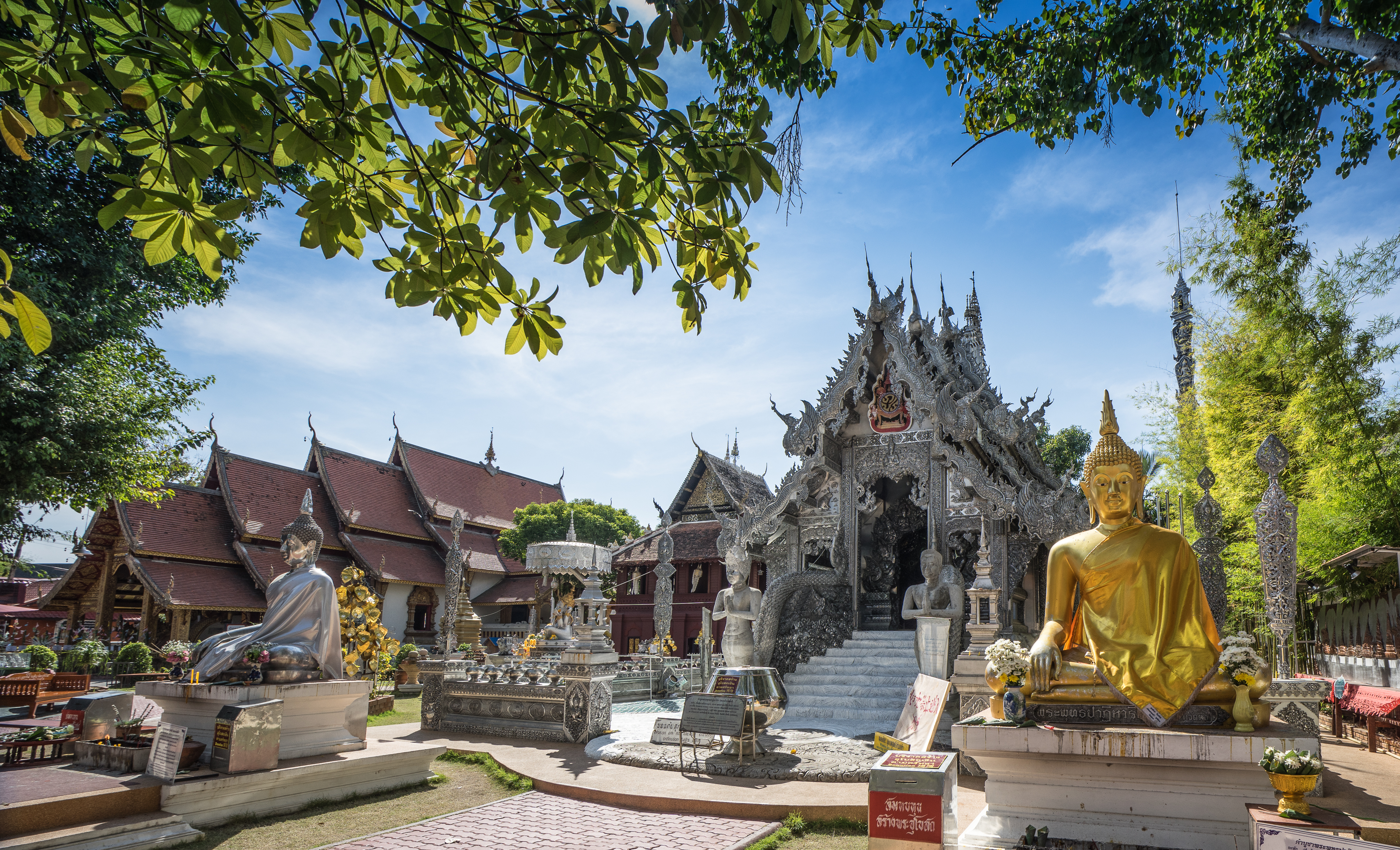 Wat Sri Suphan sølvtempel i Chiang Mai med gylden Buddha og traditionel thai tempelarkitektur