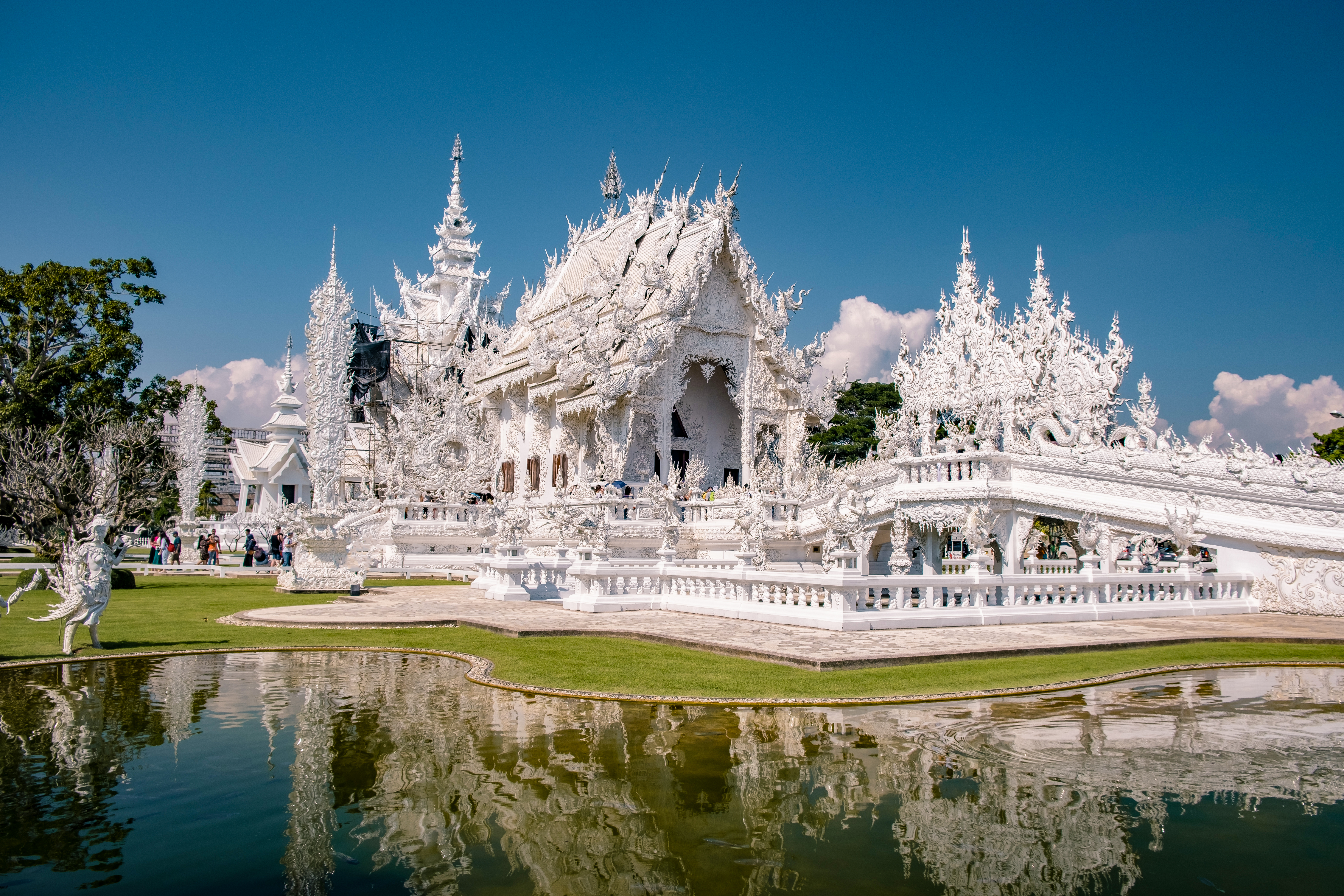 Hvidt buddhistisk tempel Wat Rong Khun i Chiang Rai Thailand med smuk arkitektur