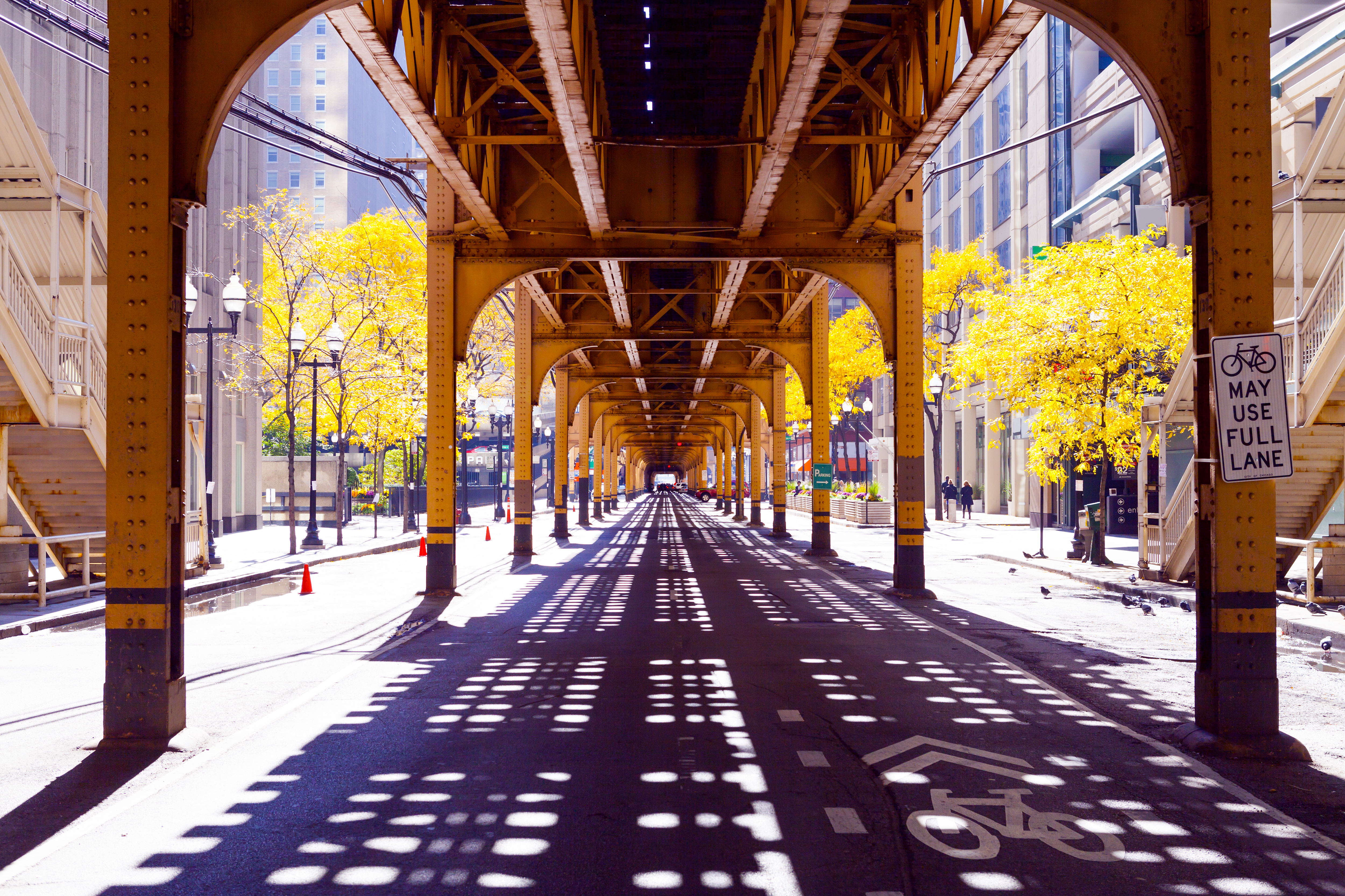 Downtown Chicago elevated bridge med industriel arkitektur og efterårsfarver