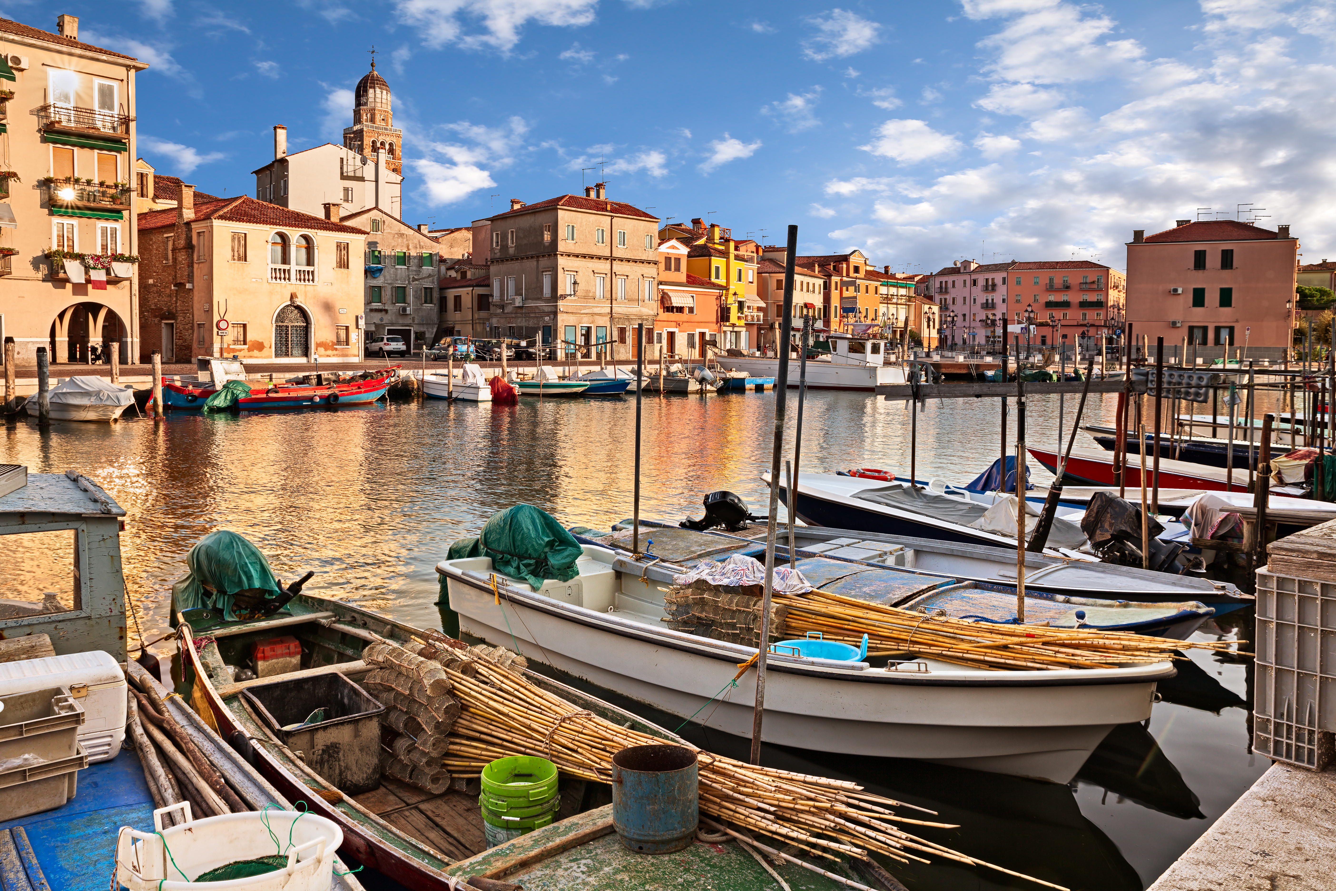 Romantisk havneby Chioggia med fiskerbåde og historiske venetianske paladser