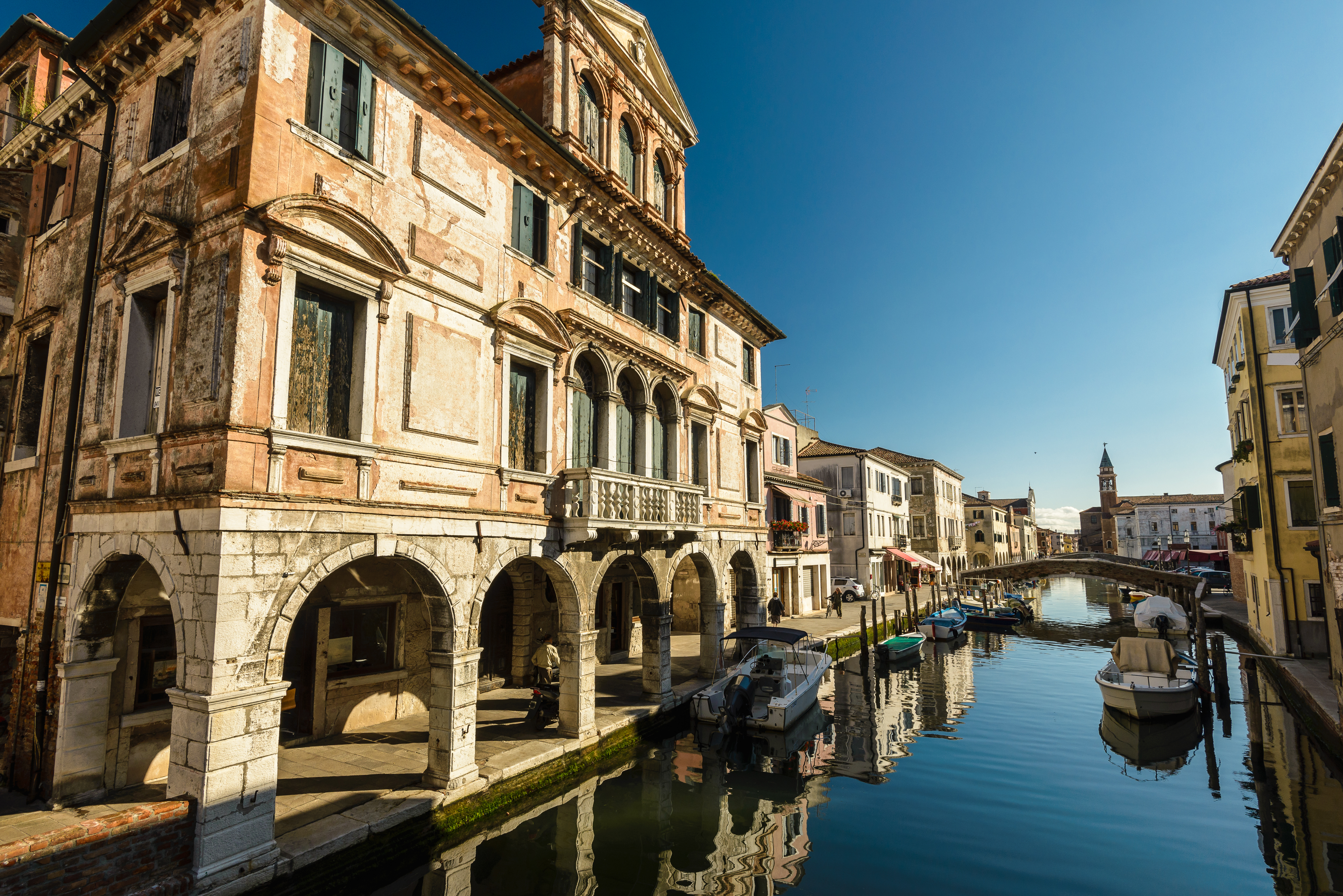 Charmerende kanal med klassiske venetianske paladser i Chioggia Italien
