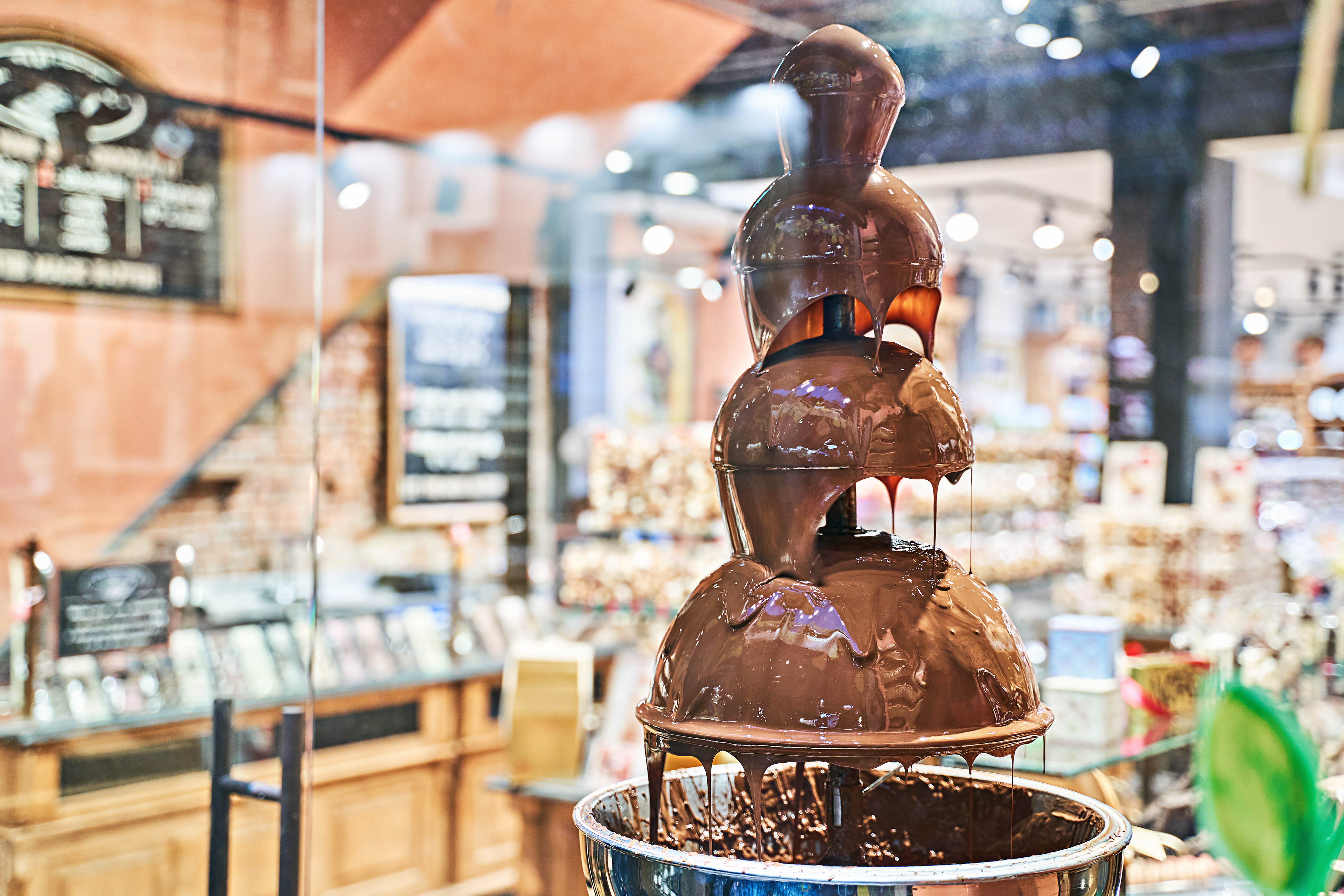 Smukt strømmende chokoladefontæne i en gourmetbutik i Bruxelles, Belgien