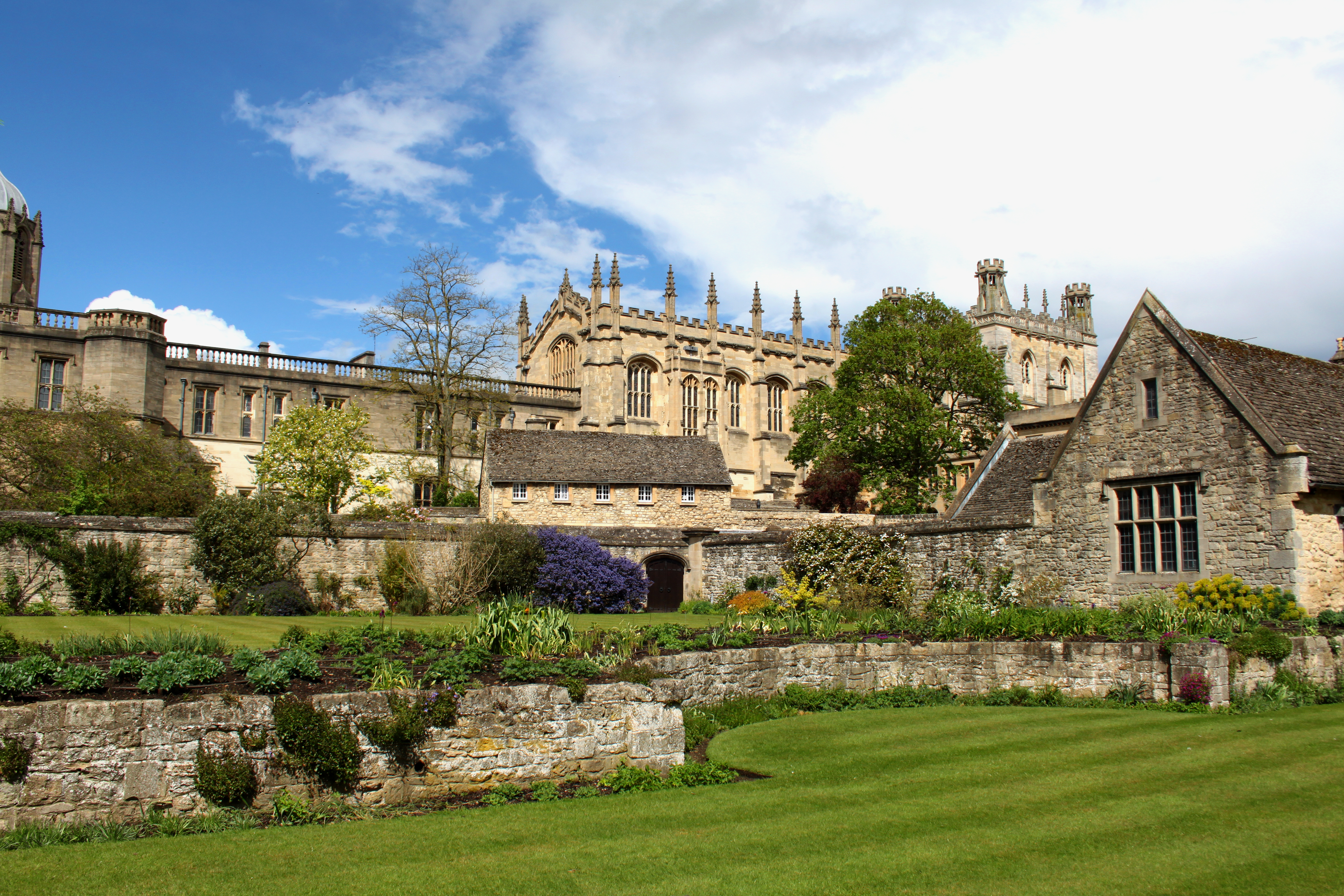 Christ Church College i Oxford med storslået gotisk facade og grønne terrasser i smukt sommervejr