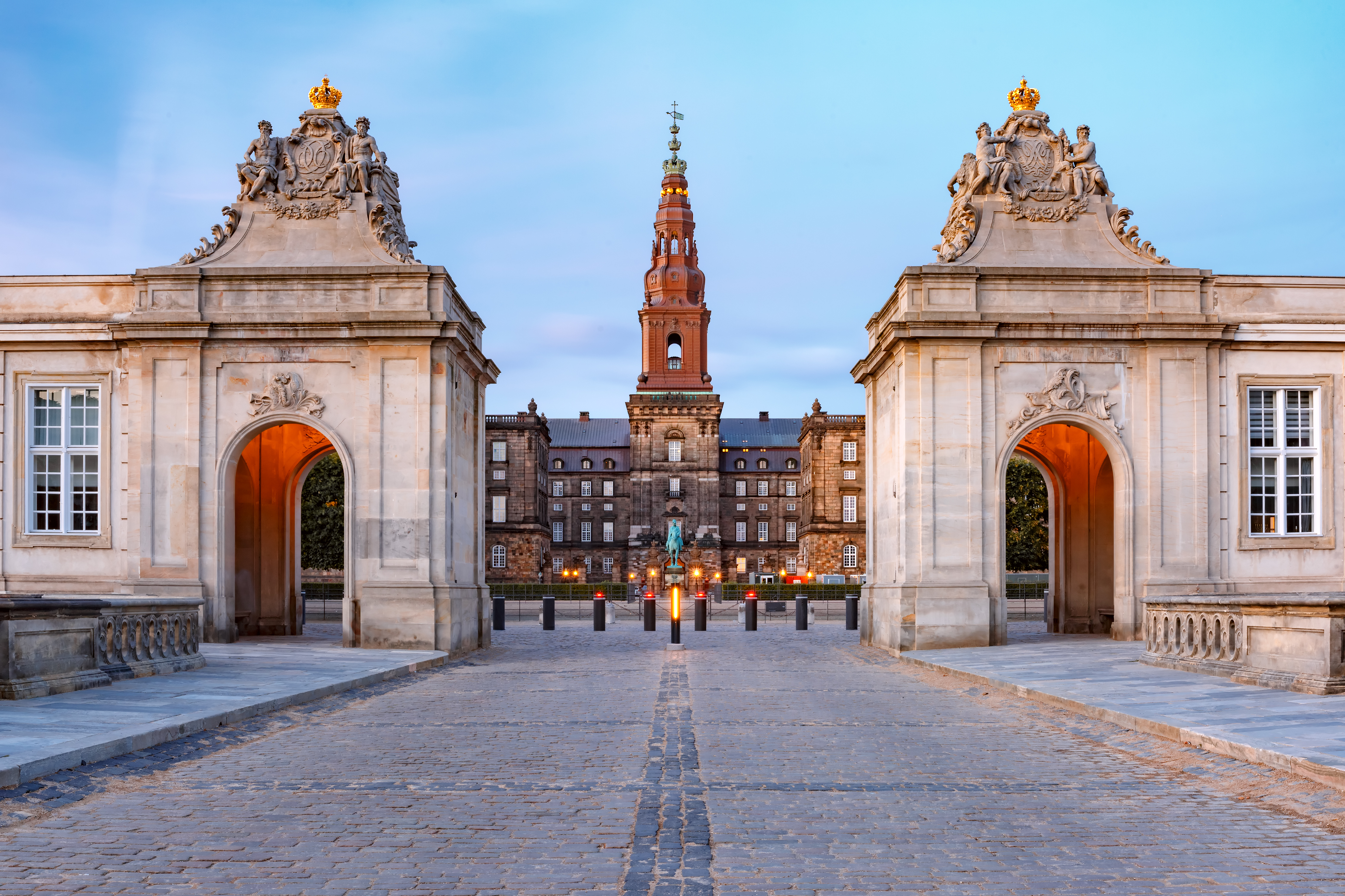 De historiske porte til Christiansborg Slot i København ved solnedgang