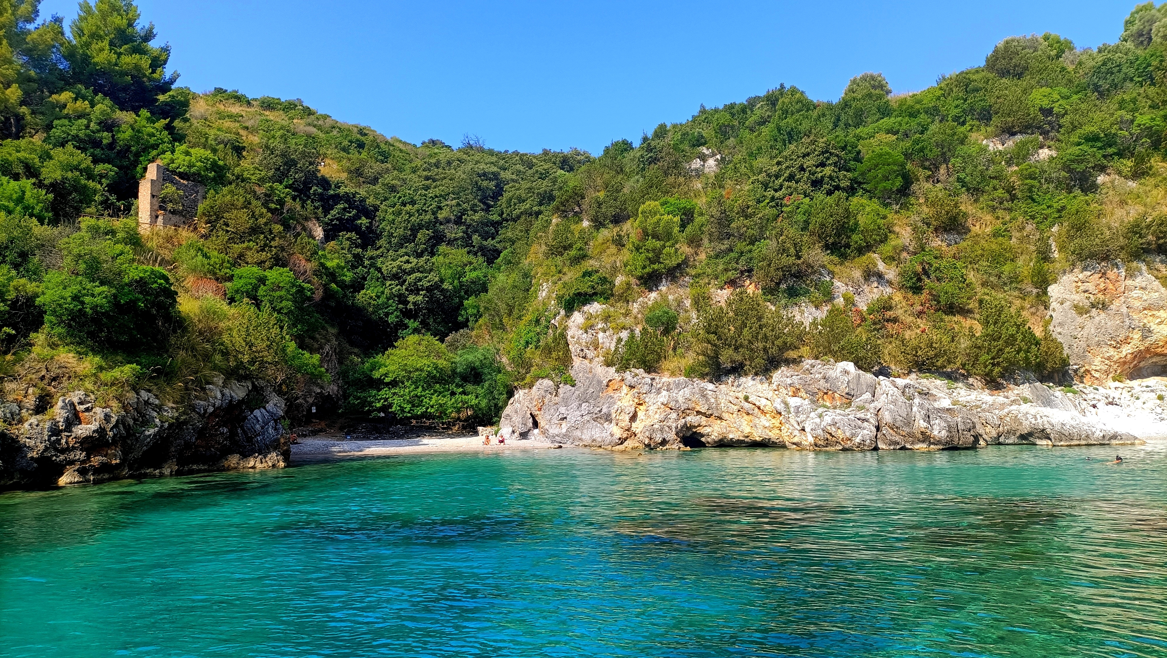 Smuk turkis bugt ved Campania-kysten nær Marina di Camerota med dramatiske klippeformationer og frodig natur
