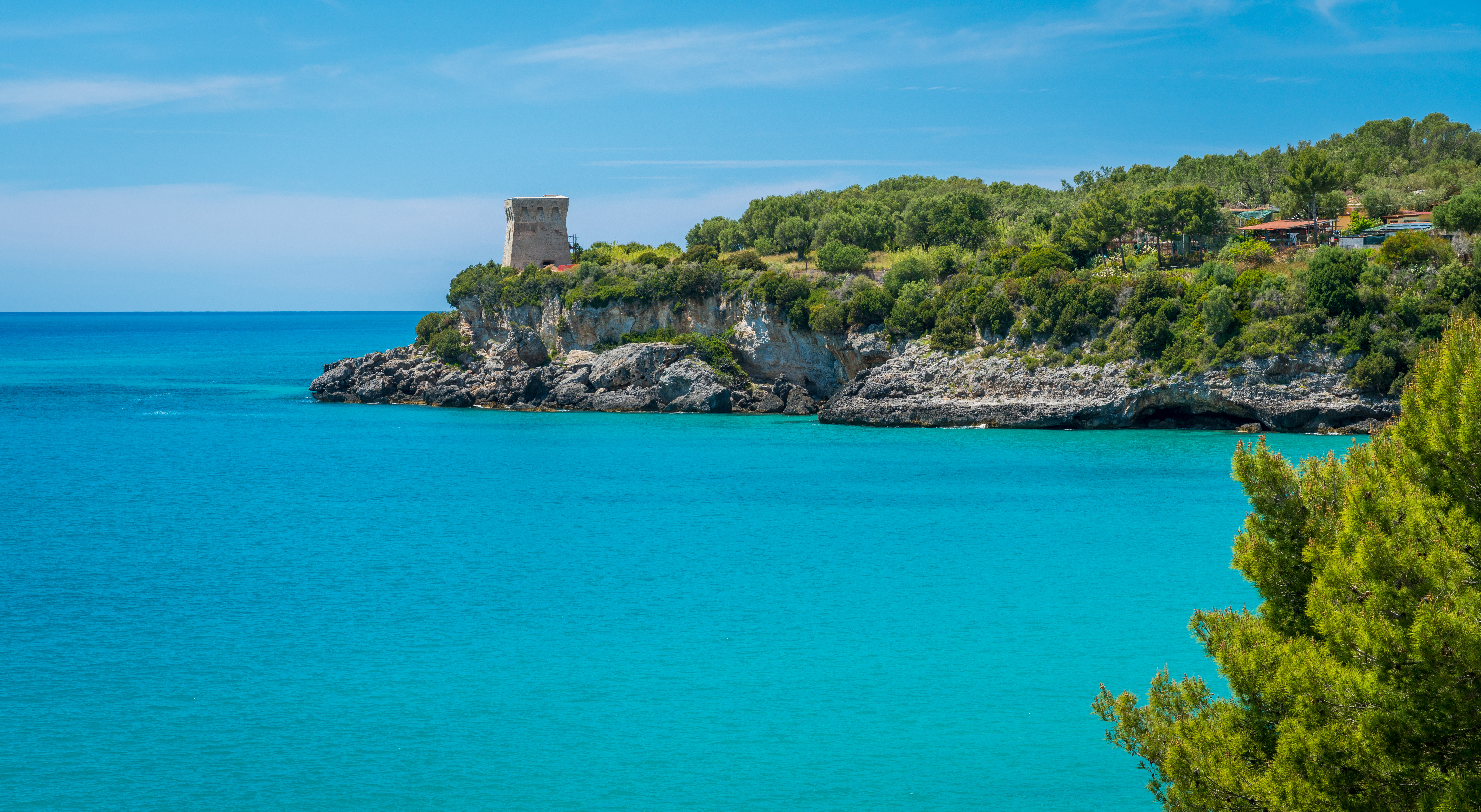 Spektakulær kystlinje i Cilento Nationalpark med azurblå bugten og middelalderligt vagttårn