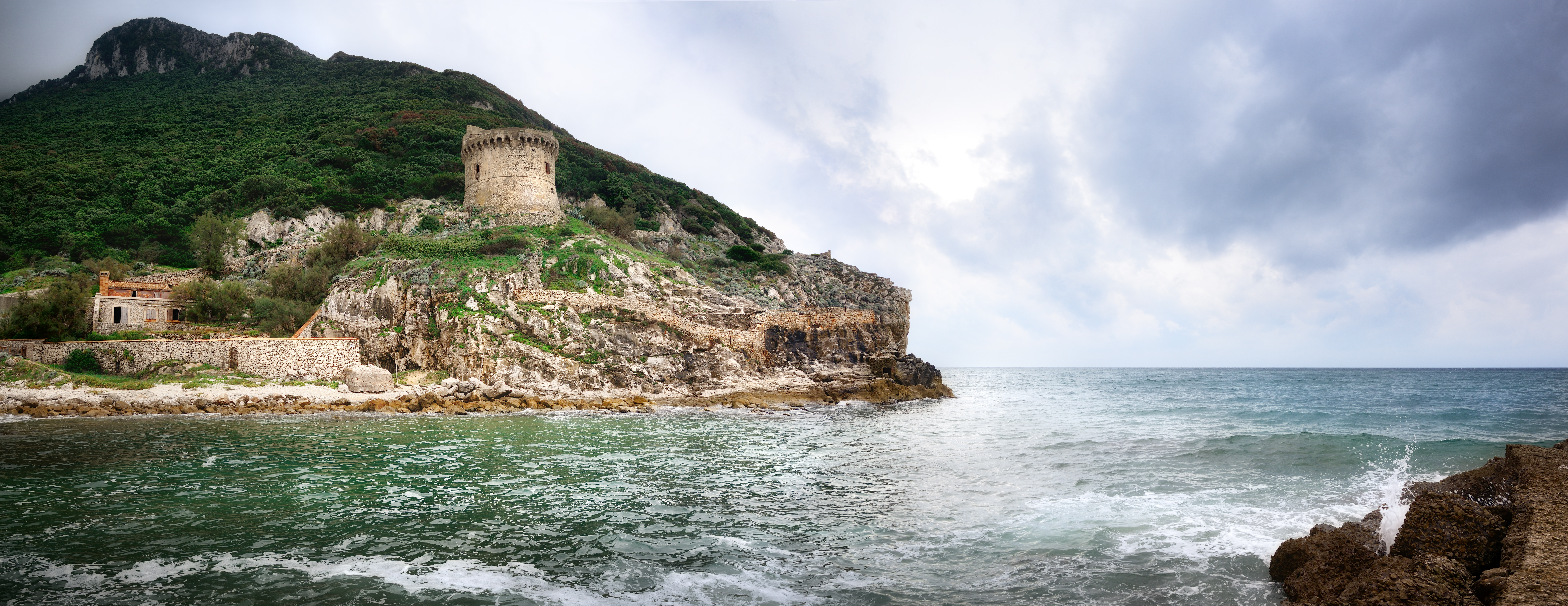 Paola-tårnet på de dramatiske klipper ved Monte Circeo i Circeo Nationalpark med udsigt over det Tyrrhenske Hav, Lazio, Italien