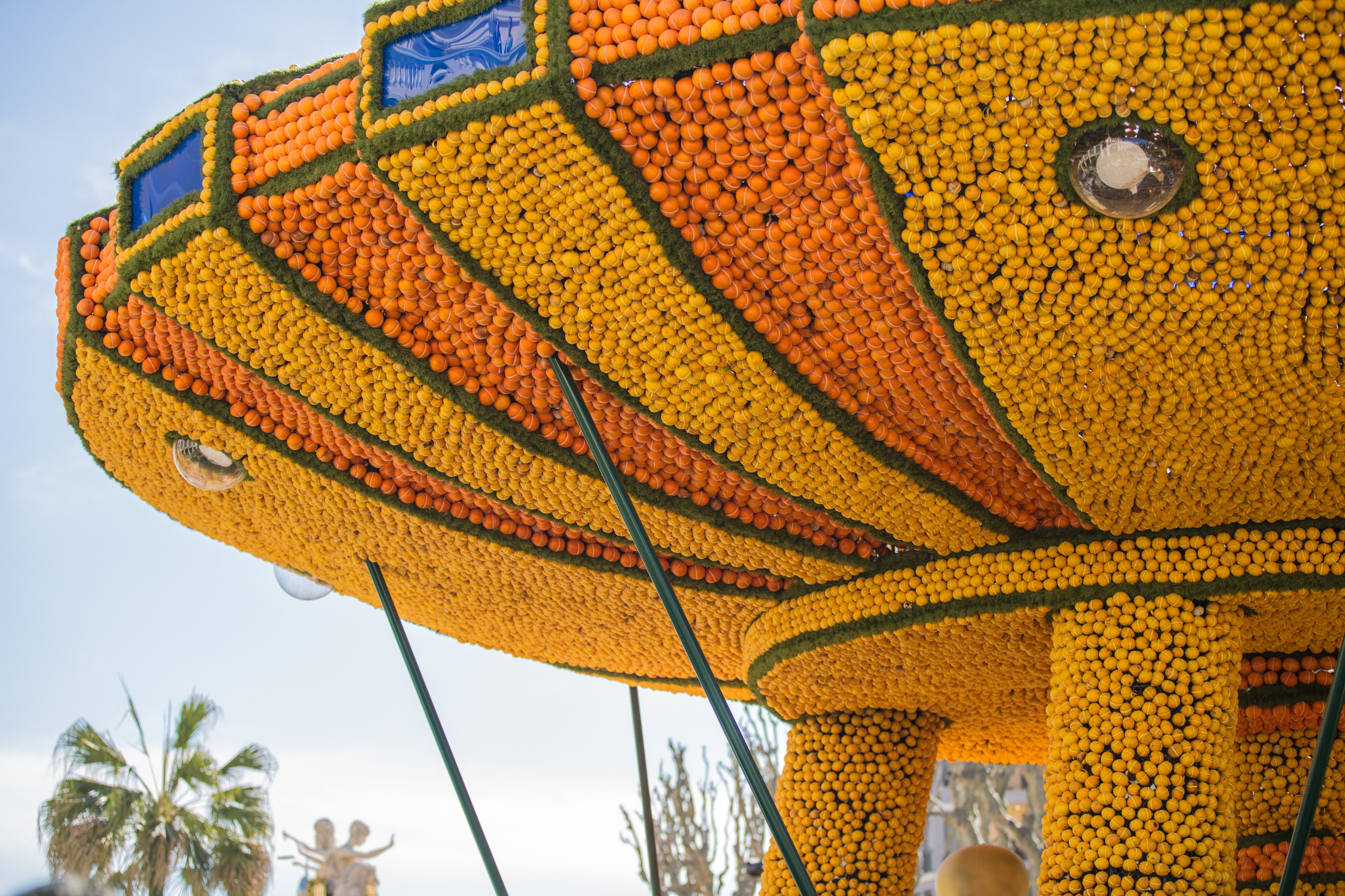 Detaljeret citrus-kunstværk med citroner og appelsiner ved Fête du Citron 2025 i Menton på den franske Riviera