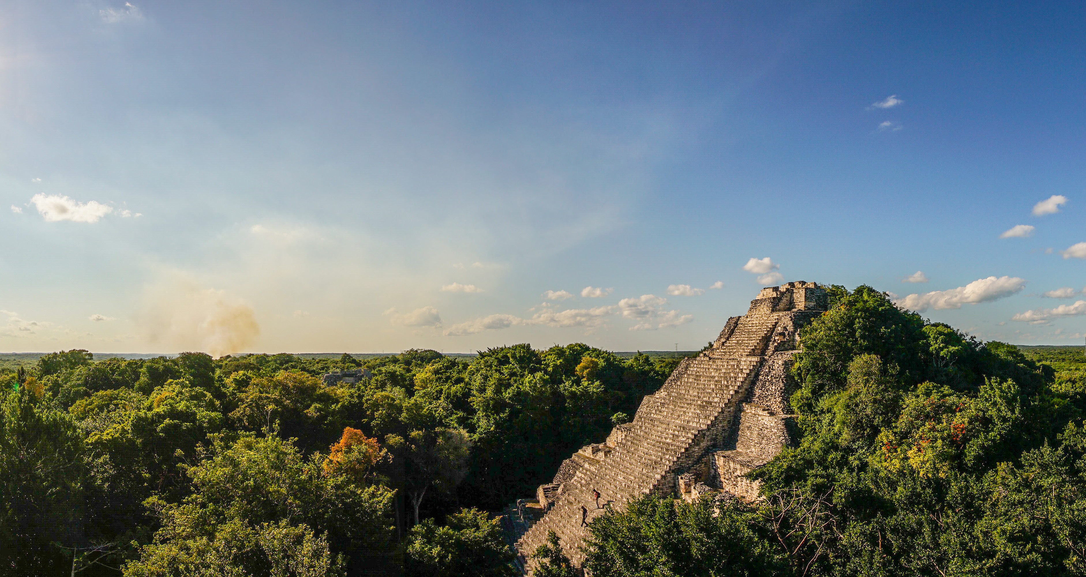 Imponerende Maya-pyramide i Cobá omgivet af tæt tropisk regnskov på Yucatán-halvøen i Mexico