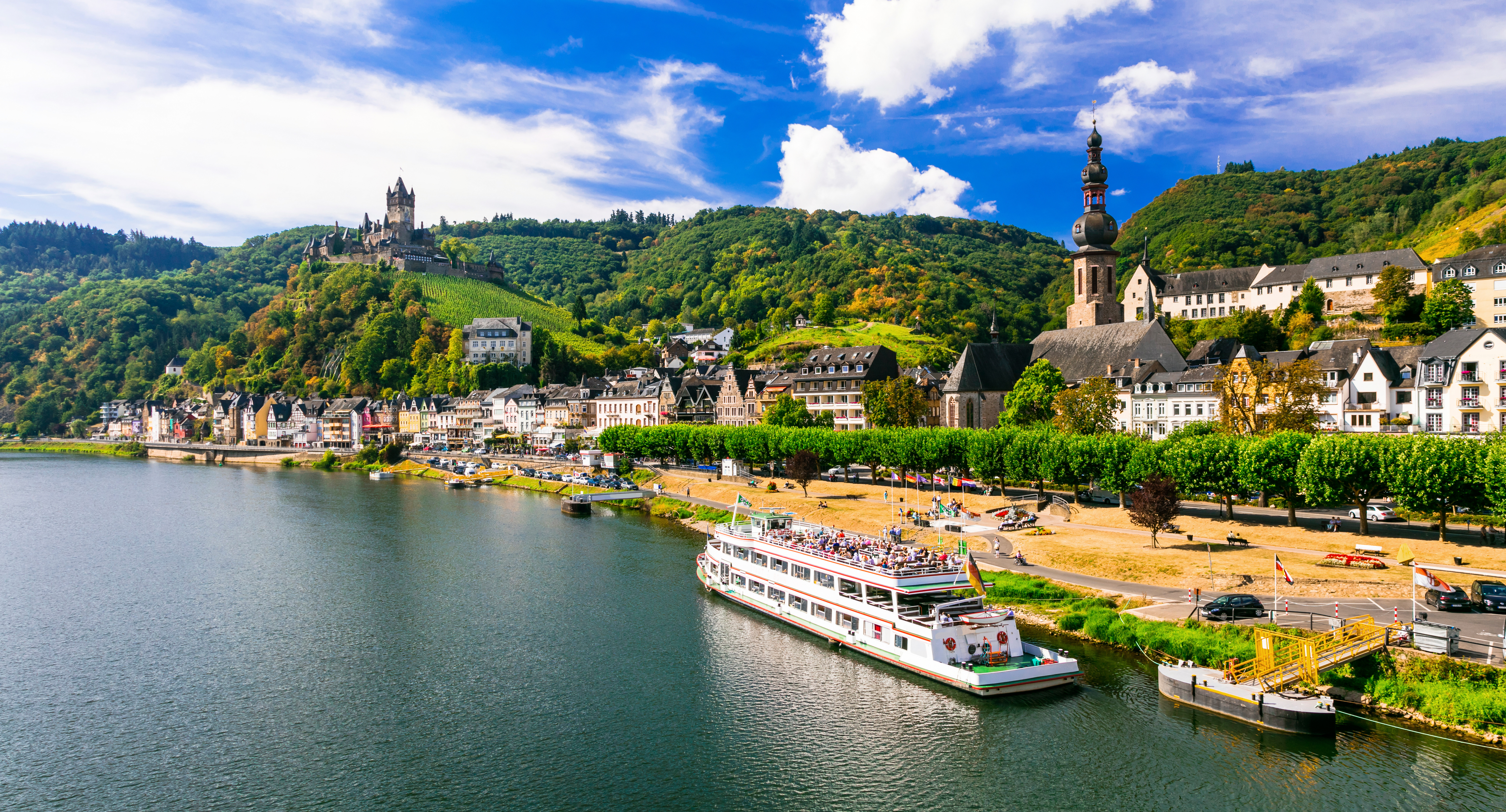 Romantisk udsigt over Cochem med Reichsburg slot og flodkrydstogtskib på Rhein floden i Rhinland-Pfalz regionen i Tyskland