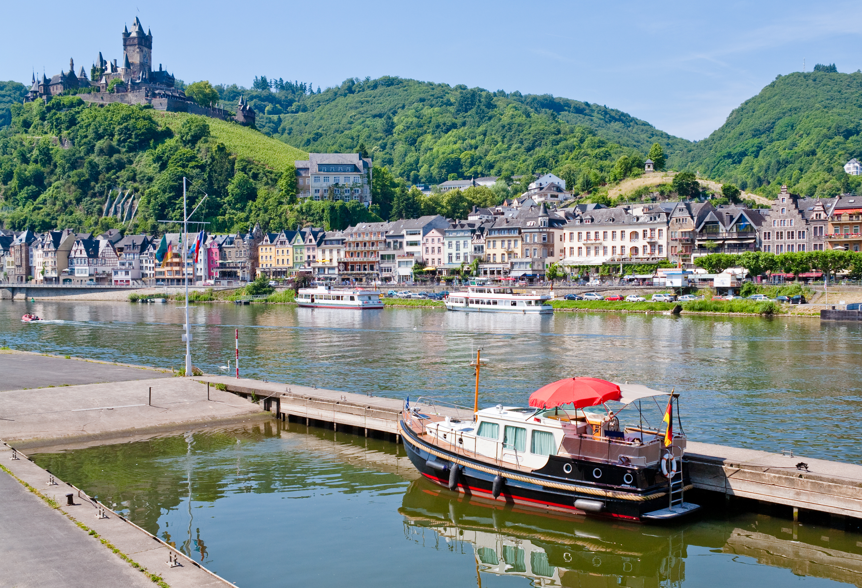 Cochem vinby med middelalderslot og pittoresk beliggenhed ved Mosel-floden