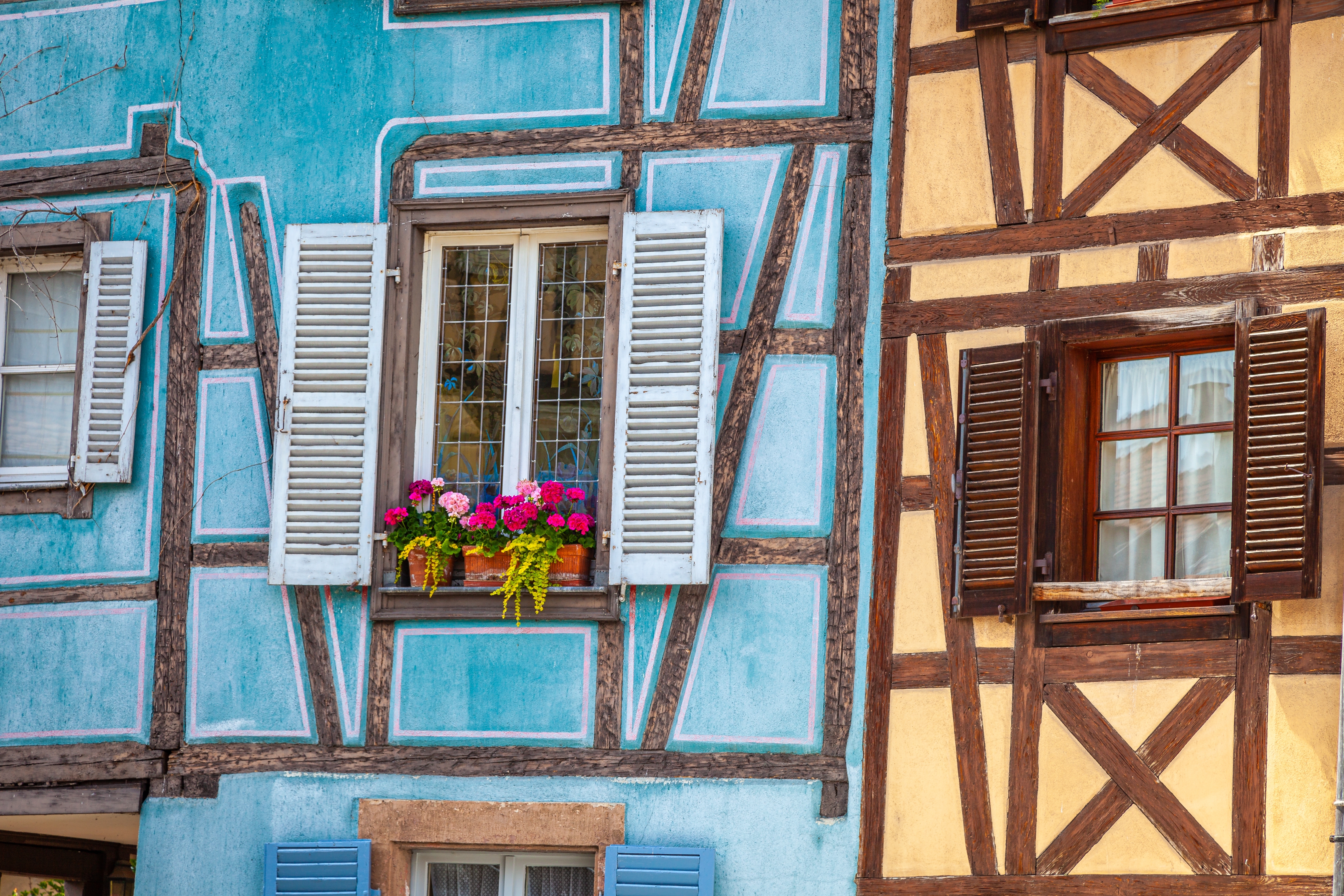 Historisk gotisk arkitektur i forårsklædte Colmar, Alsace.