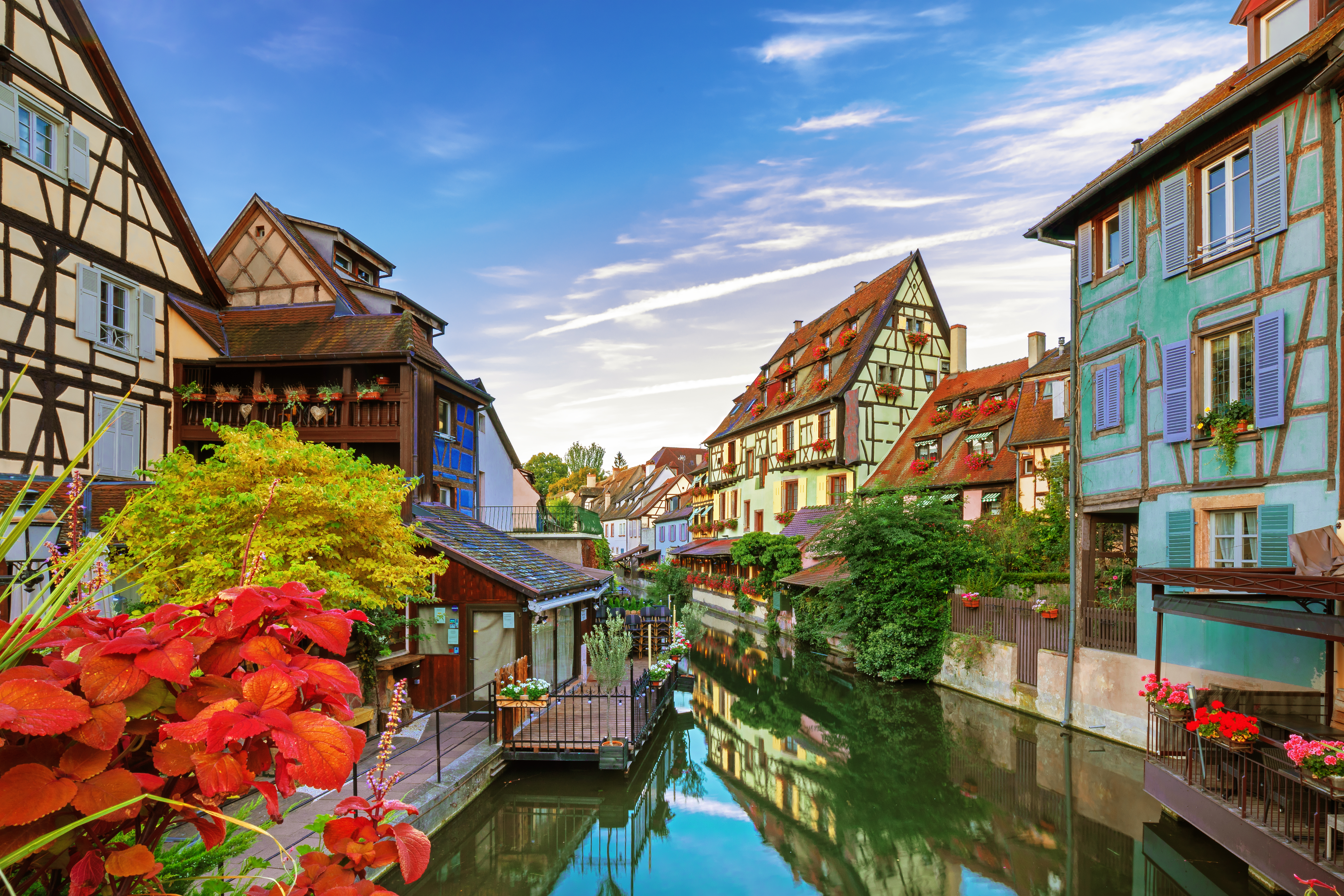 Betagende udsigt over den middelalderlige kanal i Colmar med traditionelle alsaciske bindingsværkshuse i det første morgenlys, Frankrig