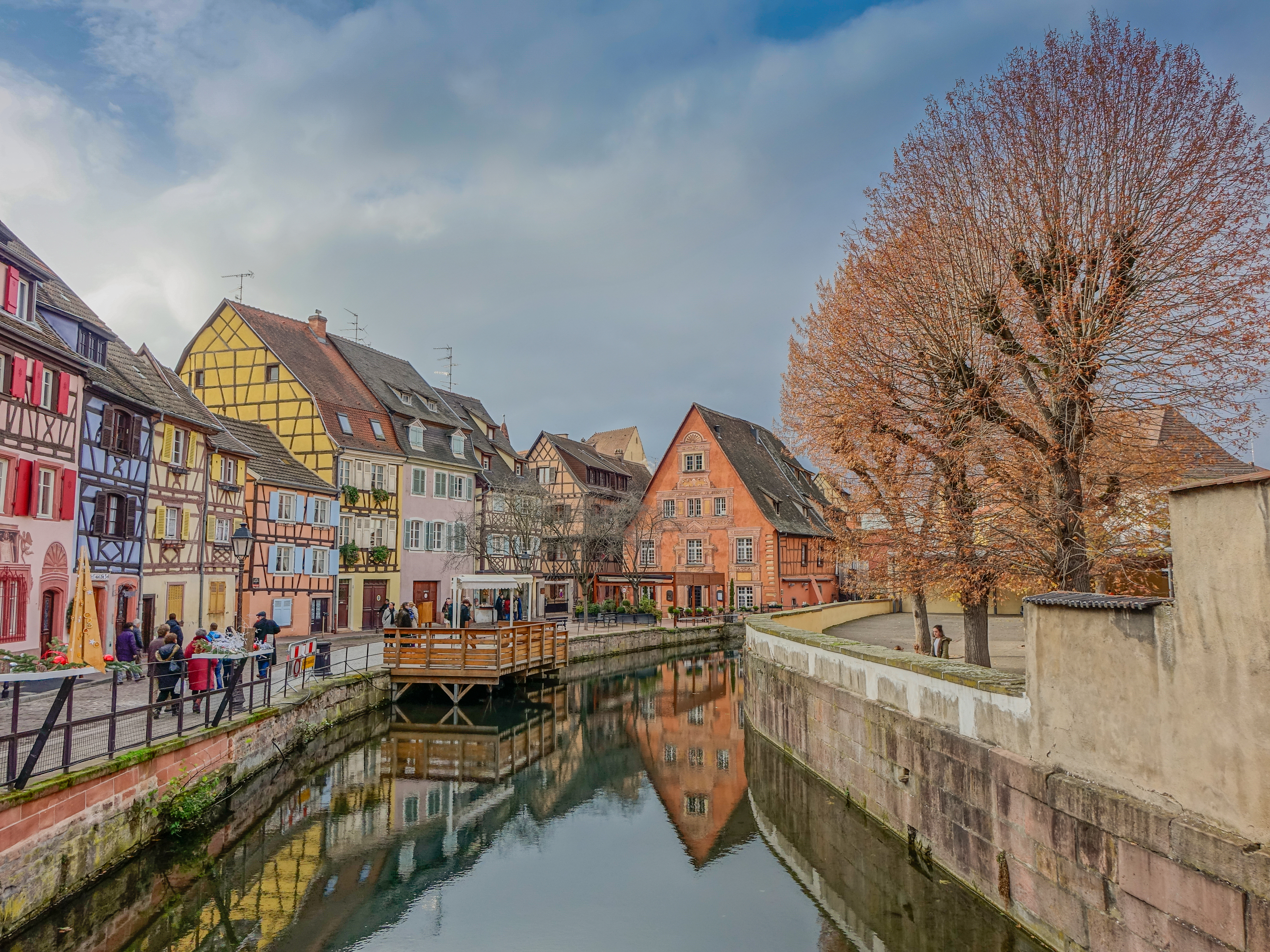 Smukke farverige bindingsværkshuse langs den rolige kanal i Colmar, Alsace, Frankrig