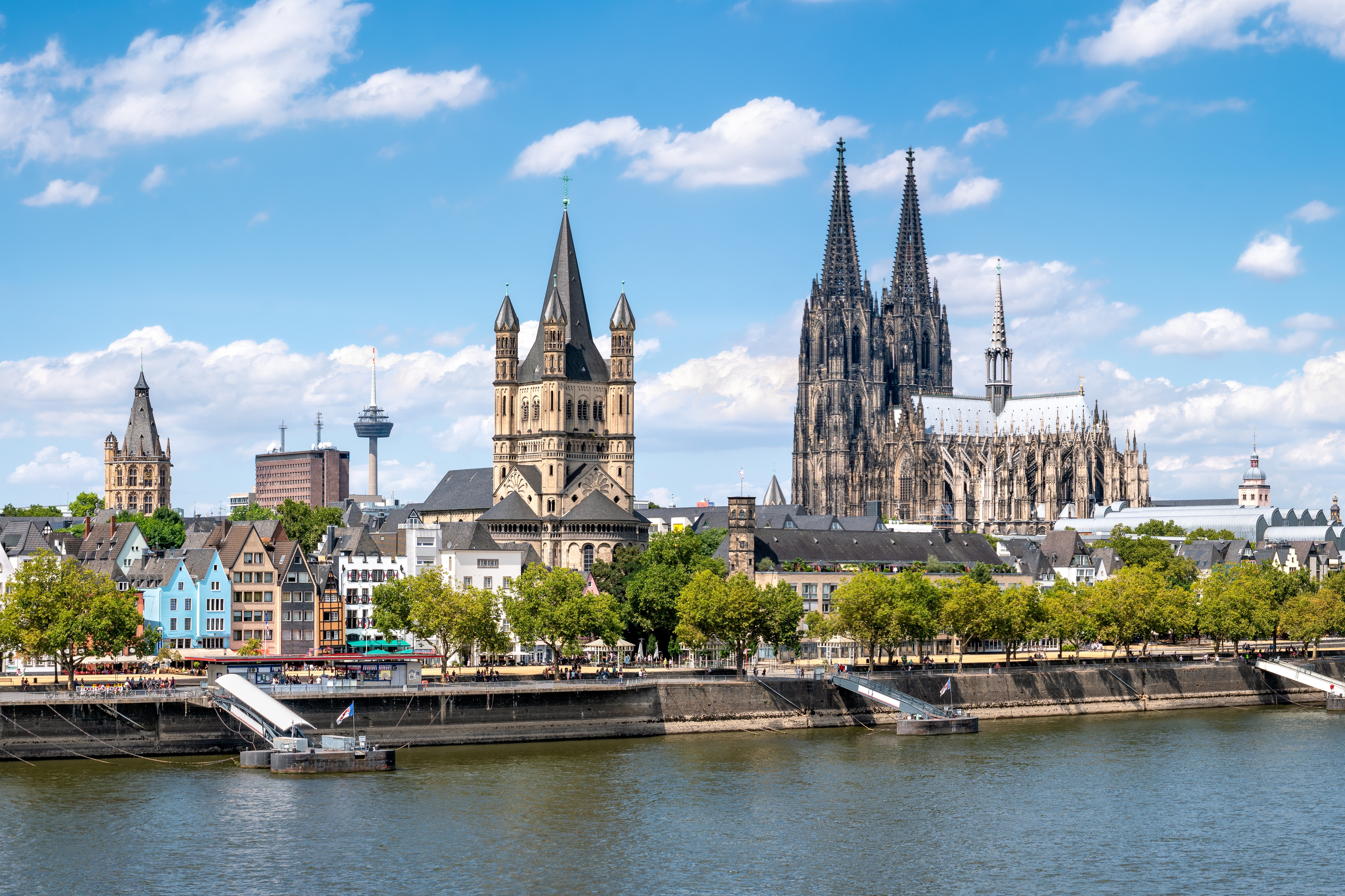 Cologne byskyline med domkirke og Rhinen i Tyskland