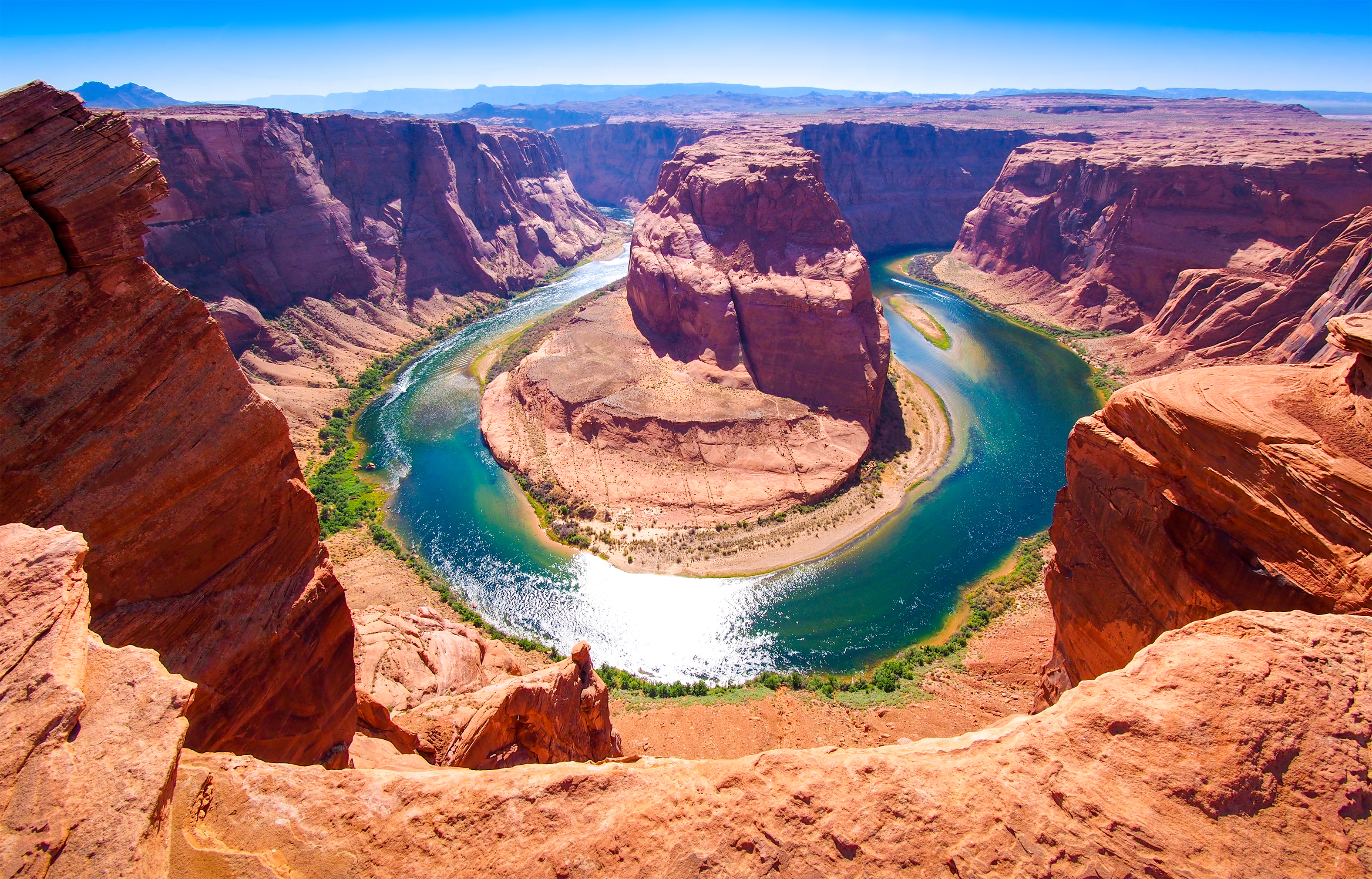 Majestætisk udsigt over den bugtede Colorado River gennem røde sandstensklipper ved Horseshoe Bend Arizona