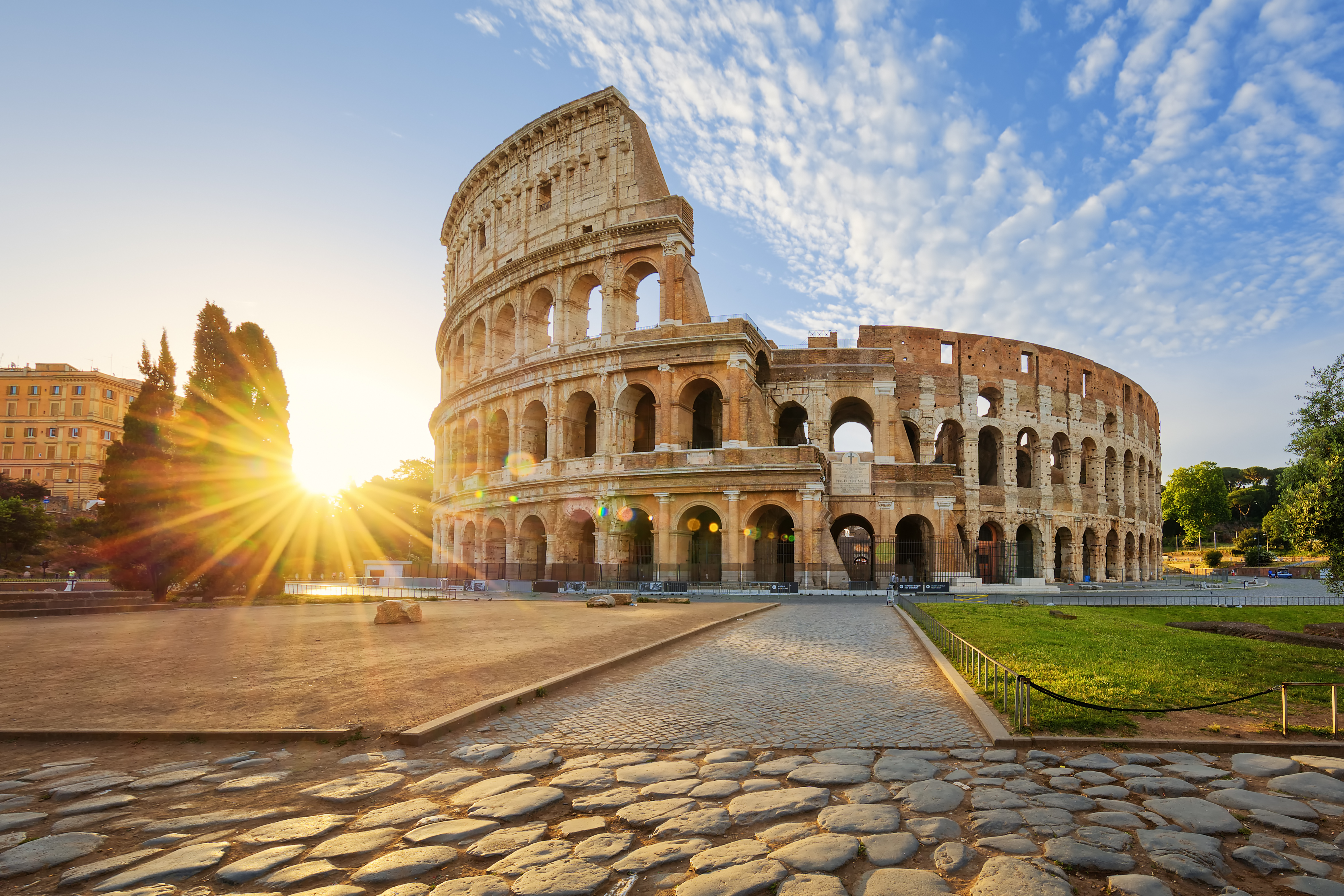 Det imponerende Colosseum i Rom ved solopgang, et fascinerende vidnesbyrd om det antikke Roms storhed og arkitektur
