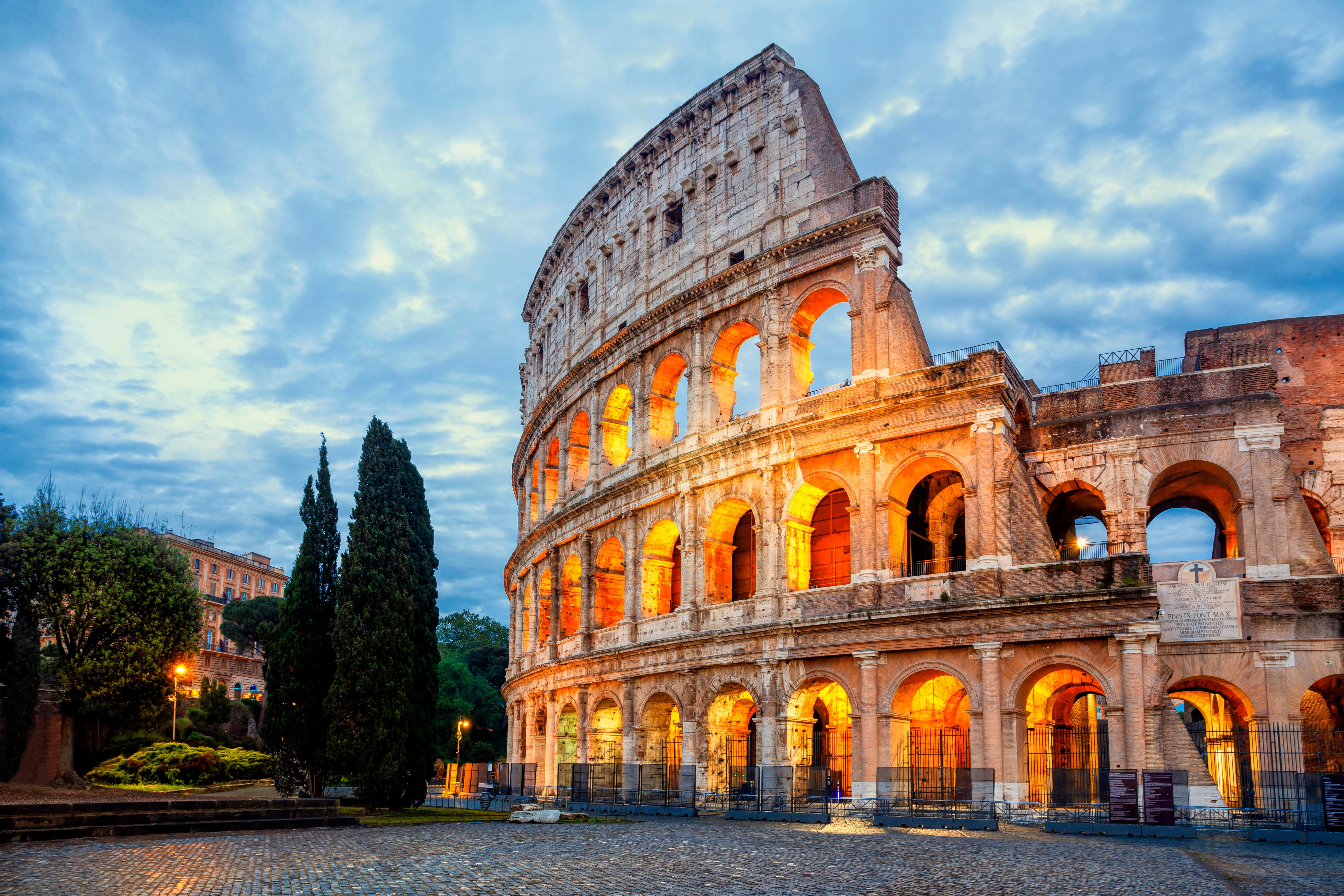 Colosseum i Rom i morgensolen, et symbol på italiensk arkitektur og historie.