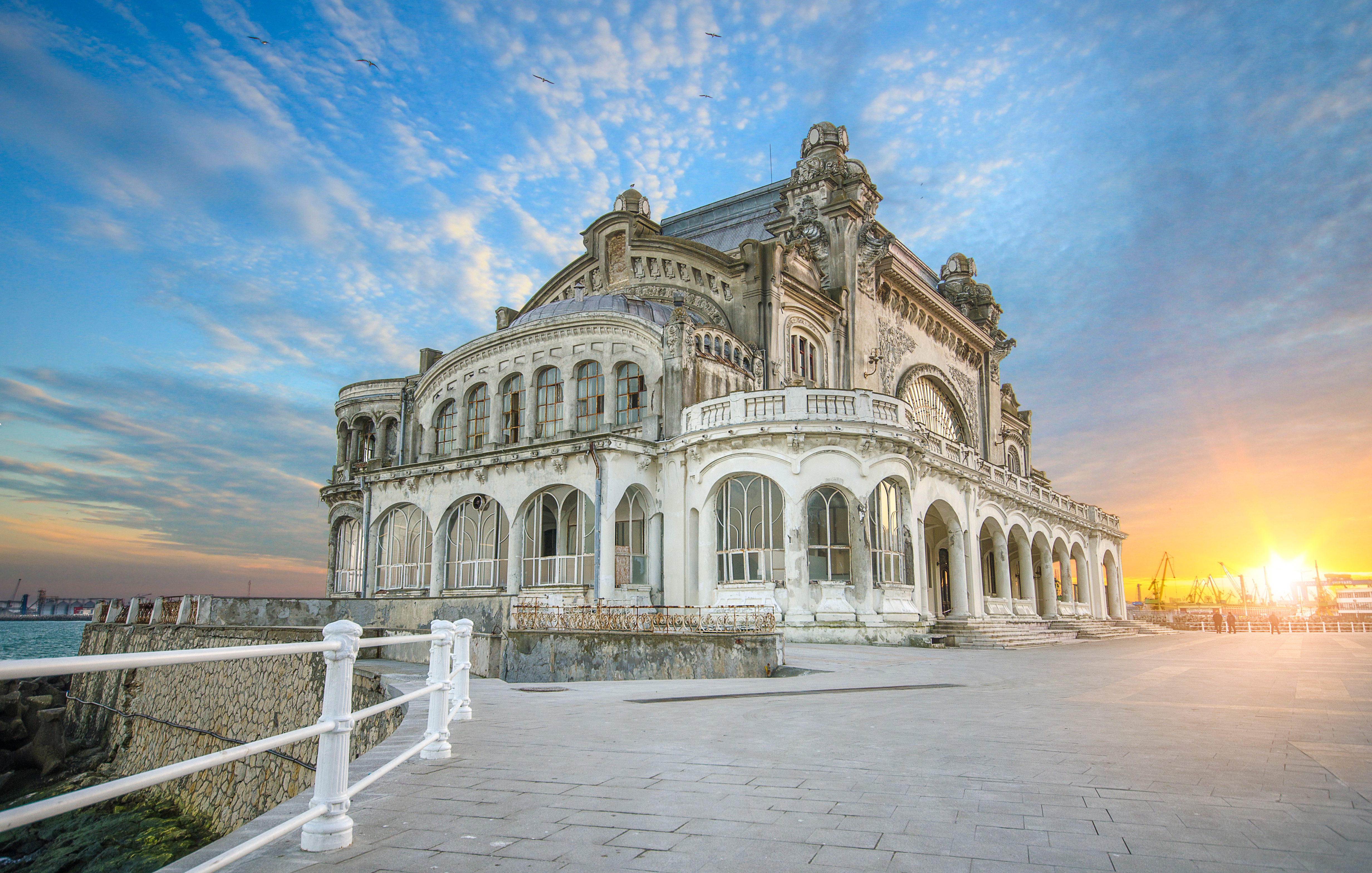 Elegant casino arkitektur i Constanta ved Sortehavet under dramatisk himmel