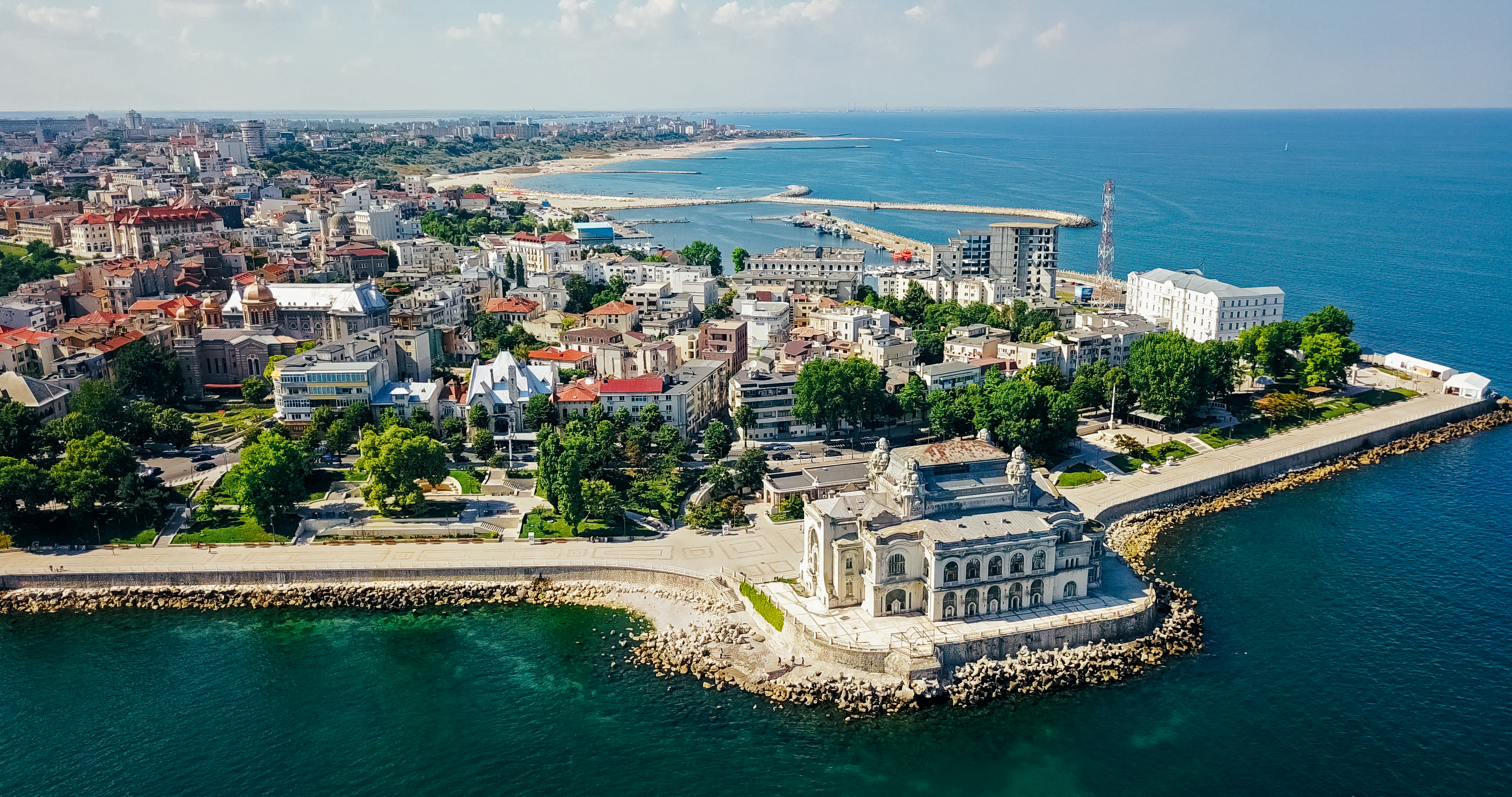Flot luftbillede af Constanta med det klassiske kasino og havnefront