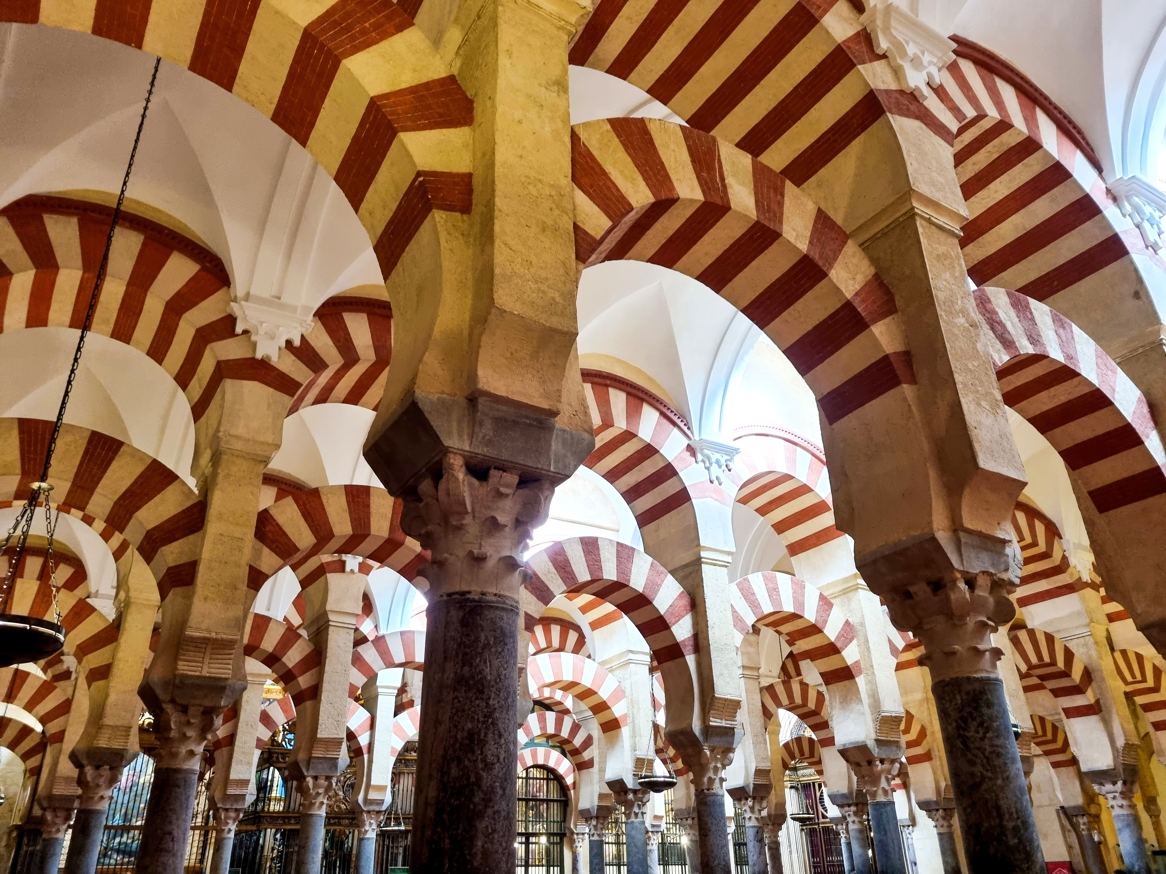 Unikke røde og hvide buer i Mezquita-katedralen i Córdoba, Andalusien – en af Spaniens mest fascinerende seværdigheder og et must-see på rejsen til Sydspanien