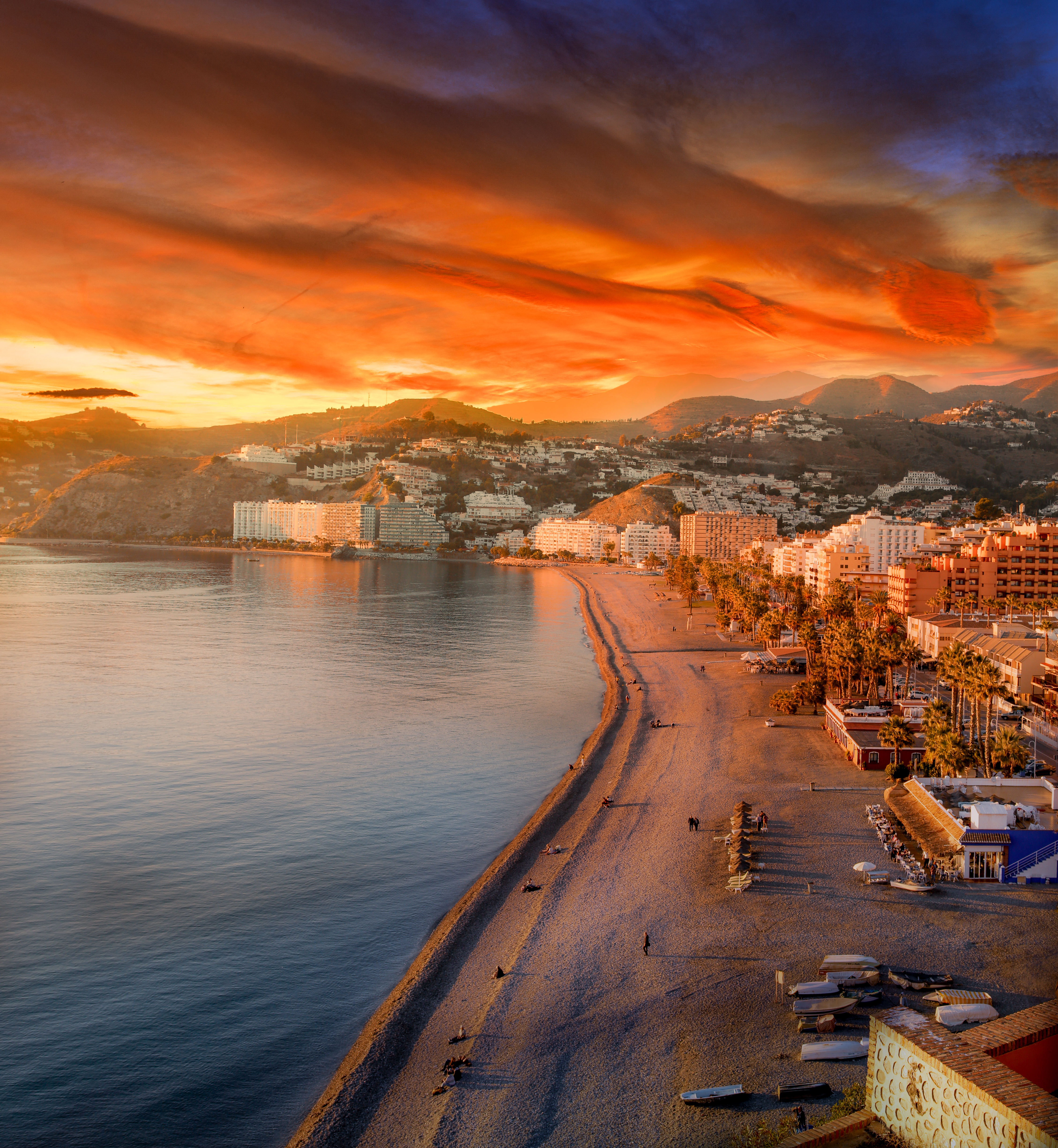 Almuñécar ferieresort ved solnedgang med orange himmel over Costa del Sol
