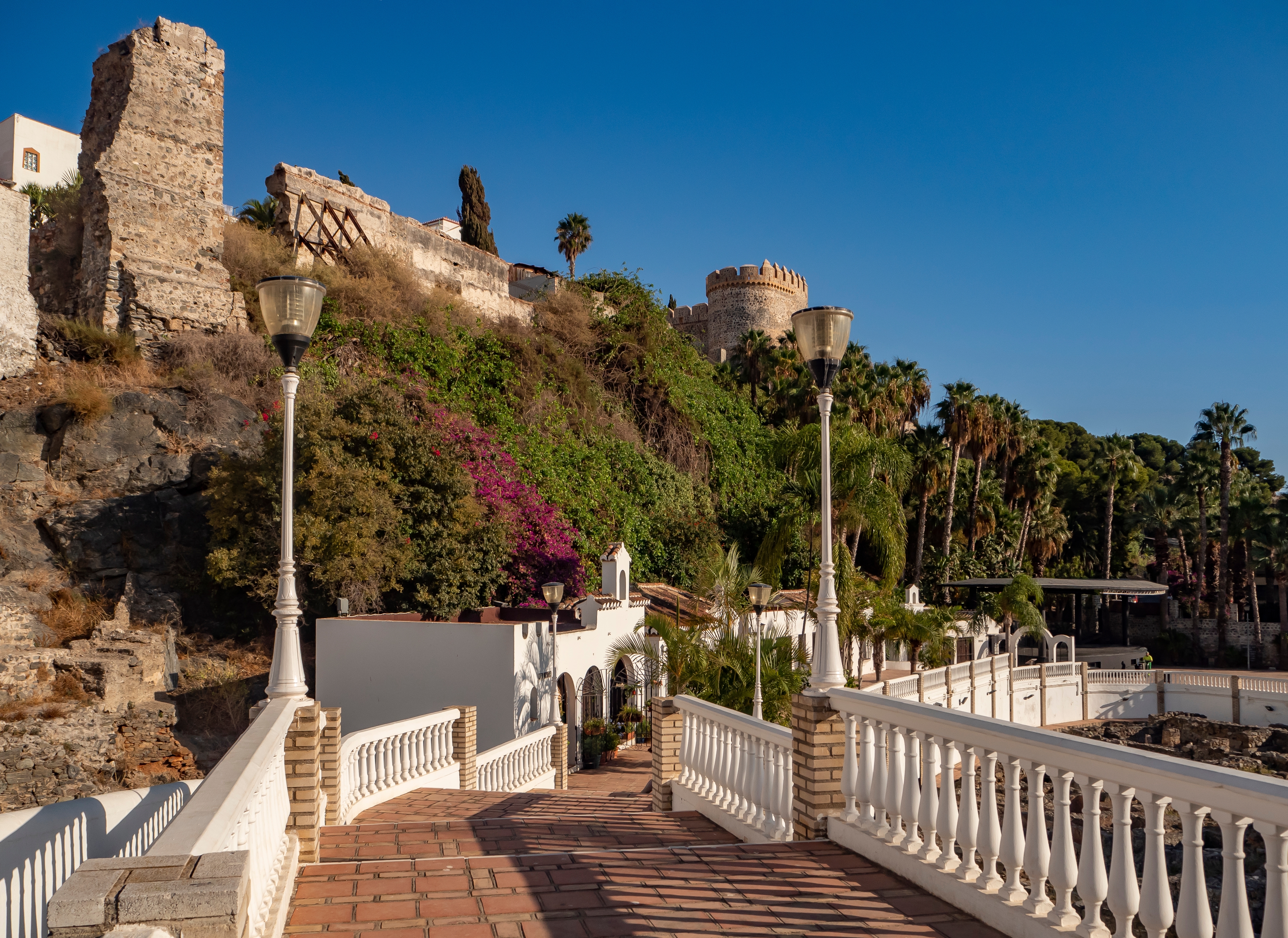 Panoramaudsigt fra historisk slot i feriebyen Almuñécar, Spanien