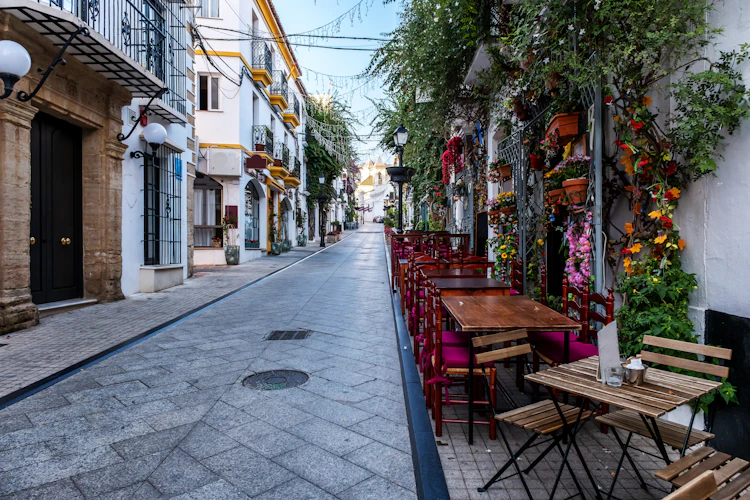 Smuk spansk bygade med udendørs spisning og mediterran arkitektur på Costa del Sol