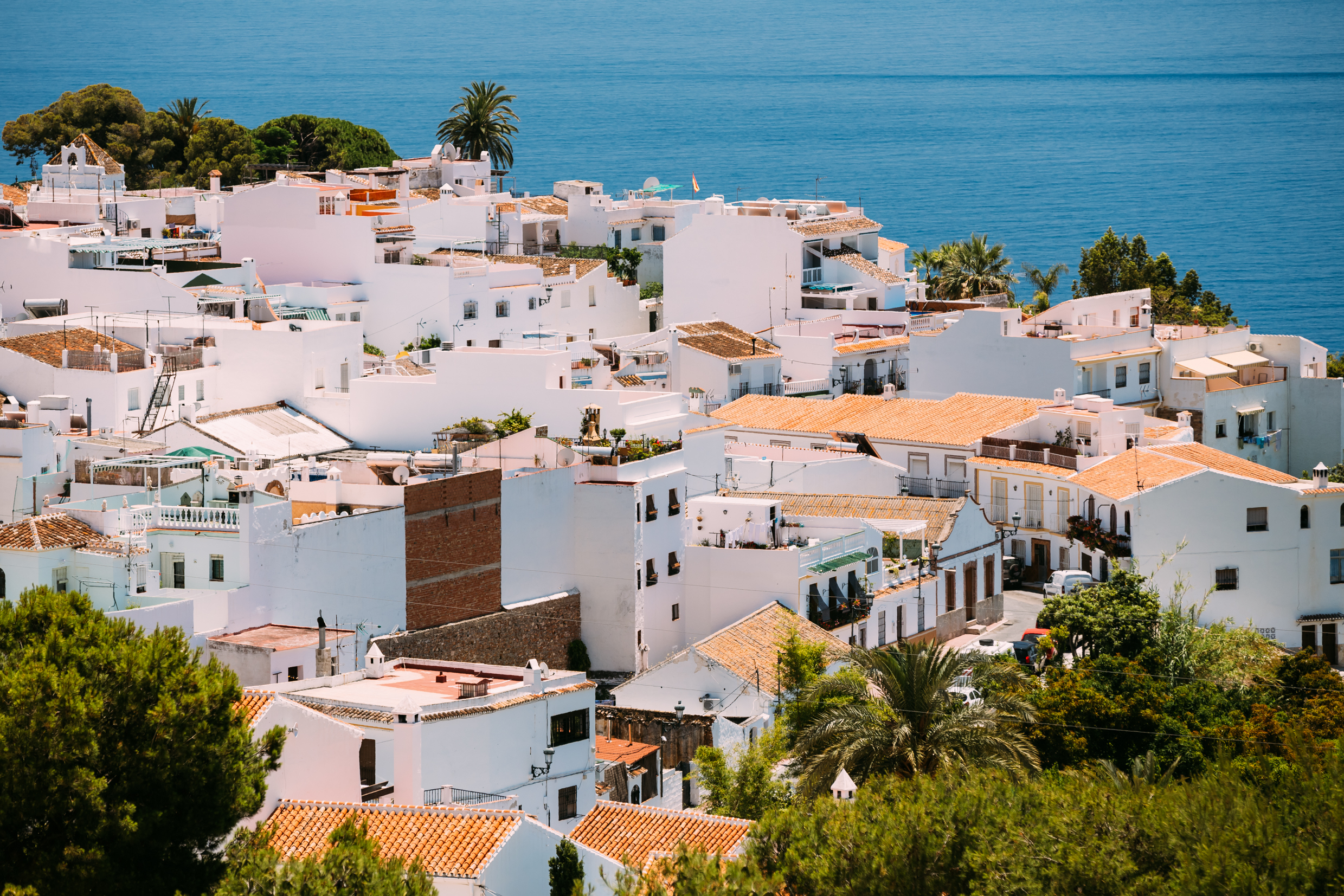 Klassiske hvide mediterrane huse ved Costa del Sol