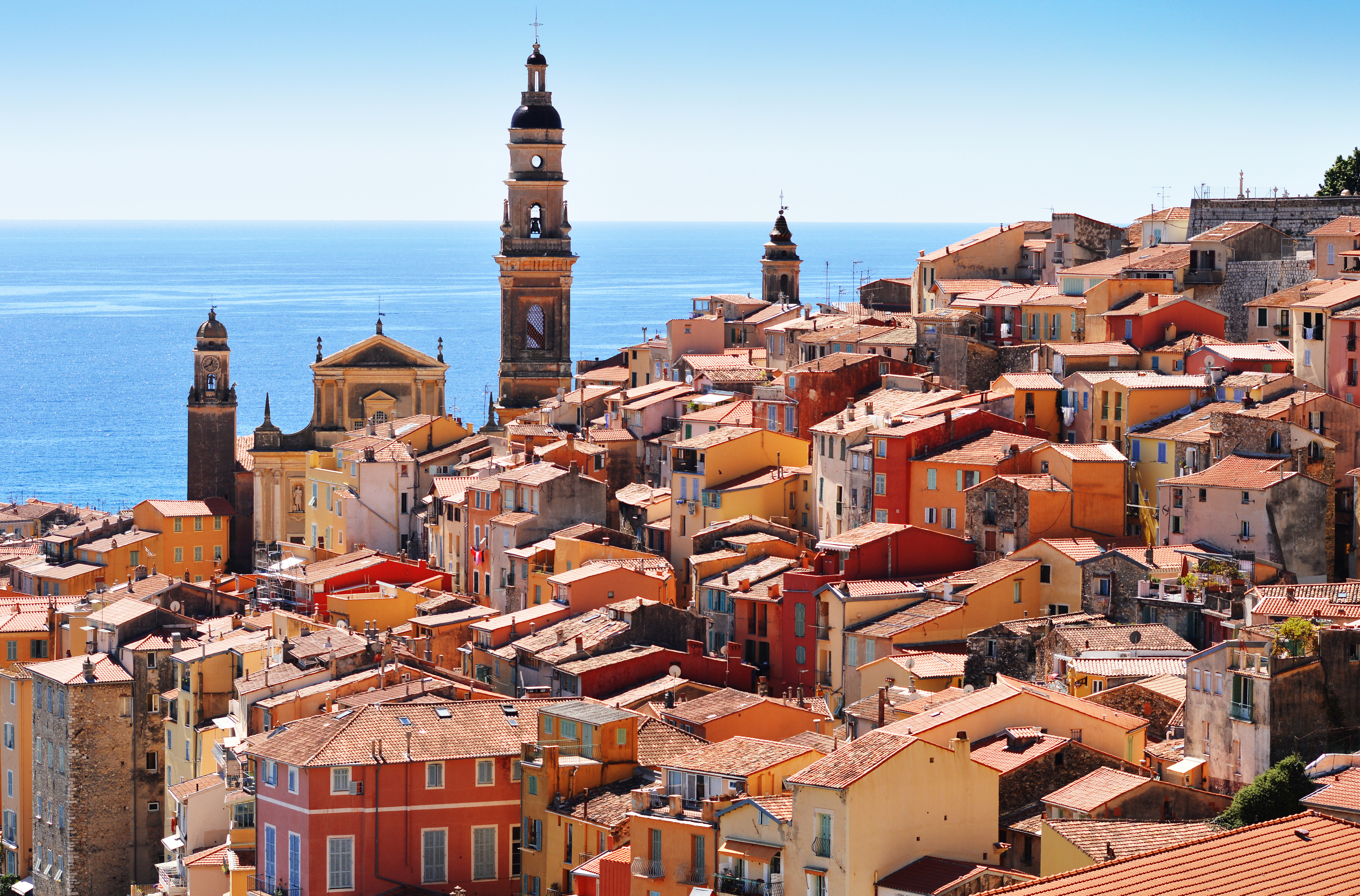 Smuk traditionel arkitektur med terracotta tage og kirker ved Côte d'Azur med havudsigt