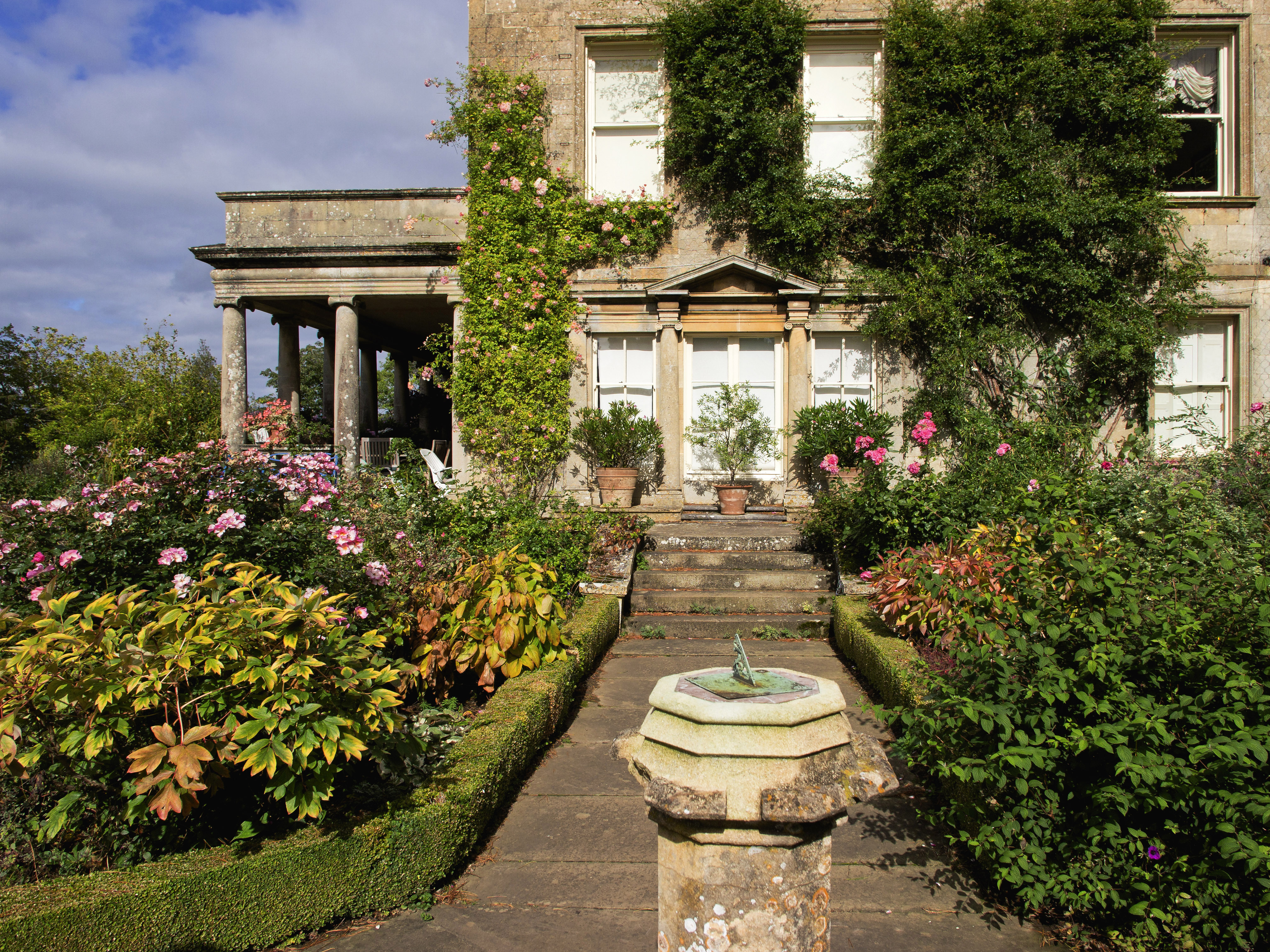 Karakteristisk Cotswolds stately home med klassisk engelsk have design