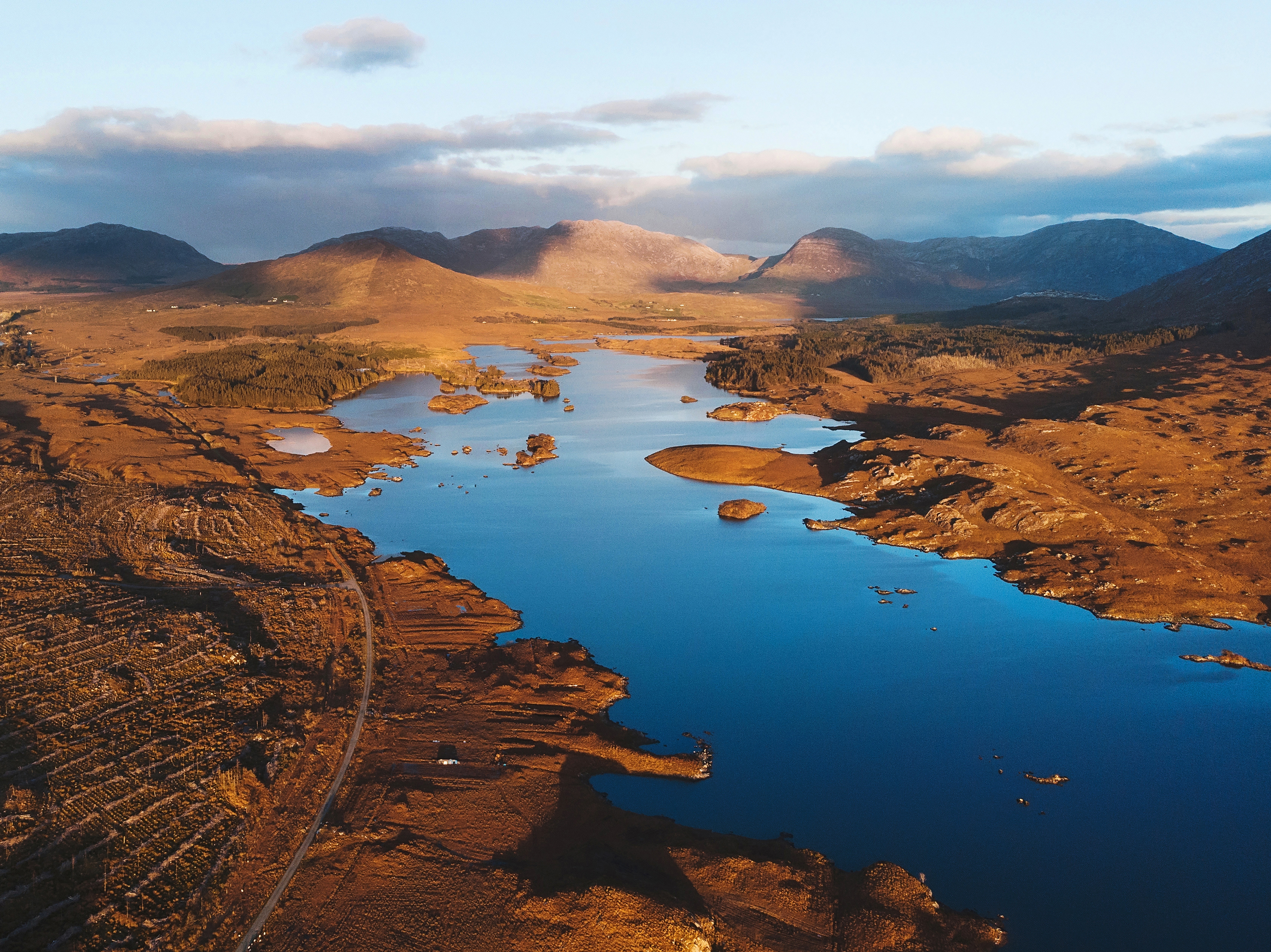 Luftfoto af County Galways dramatiske natur med søer og bjerge i Connemara