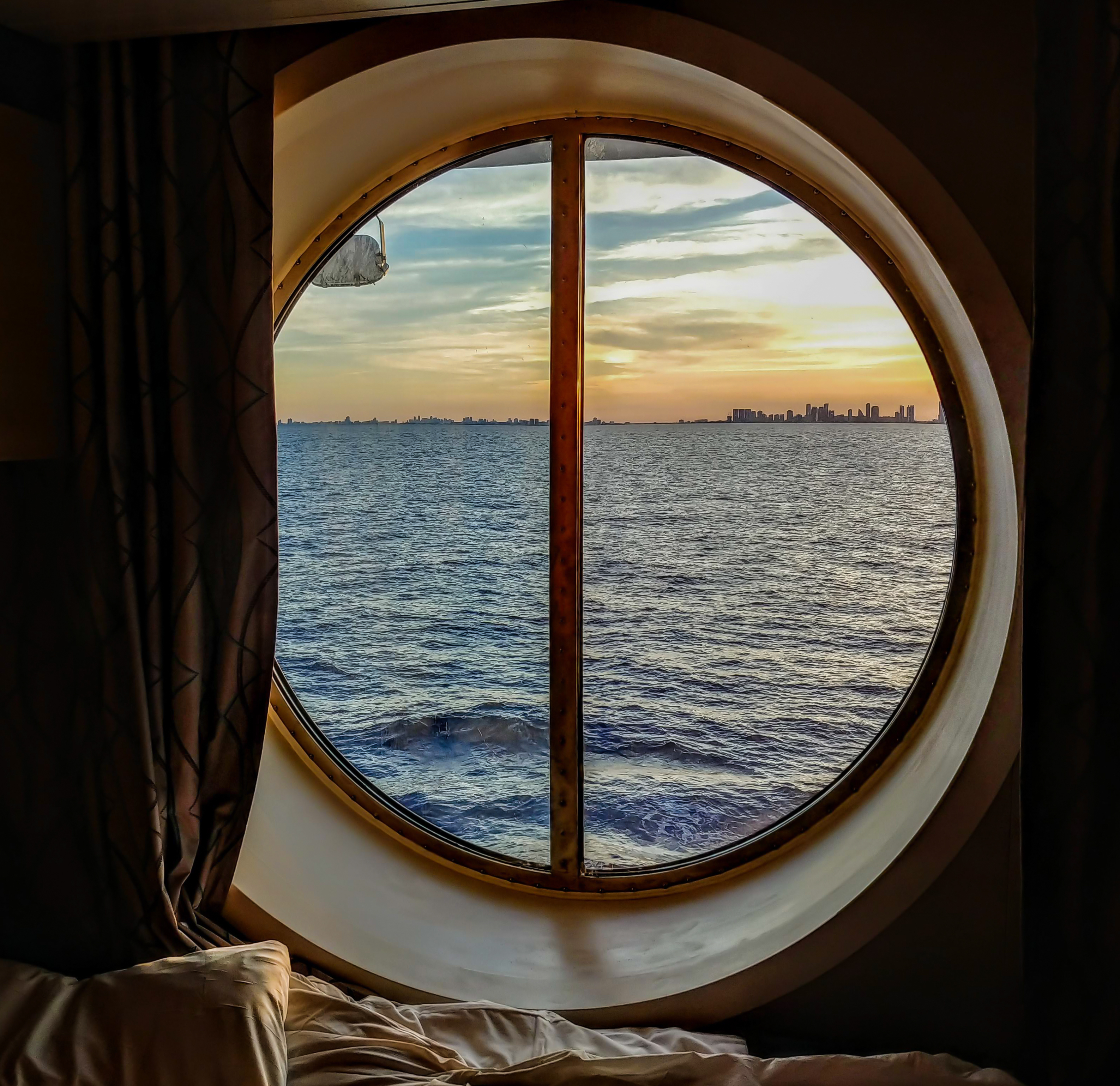 Luksus cruise kahyt med imponerende udsigt til solnedgang over oceanet