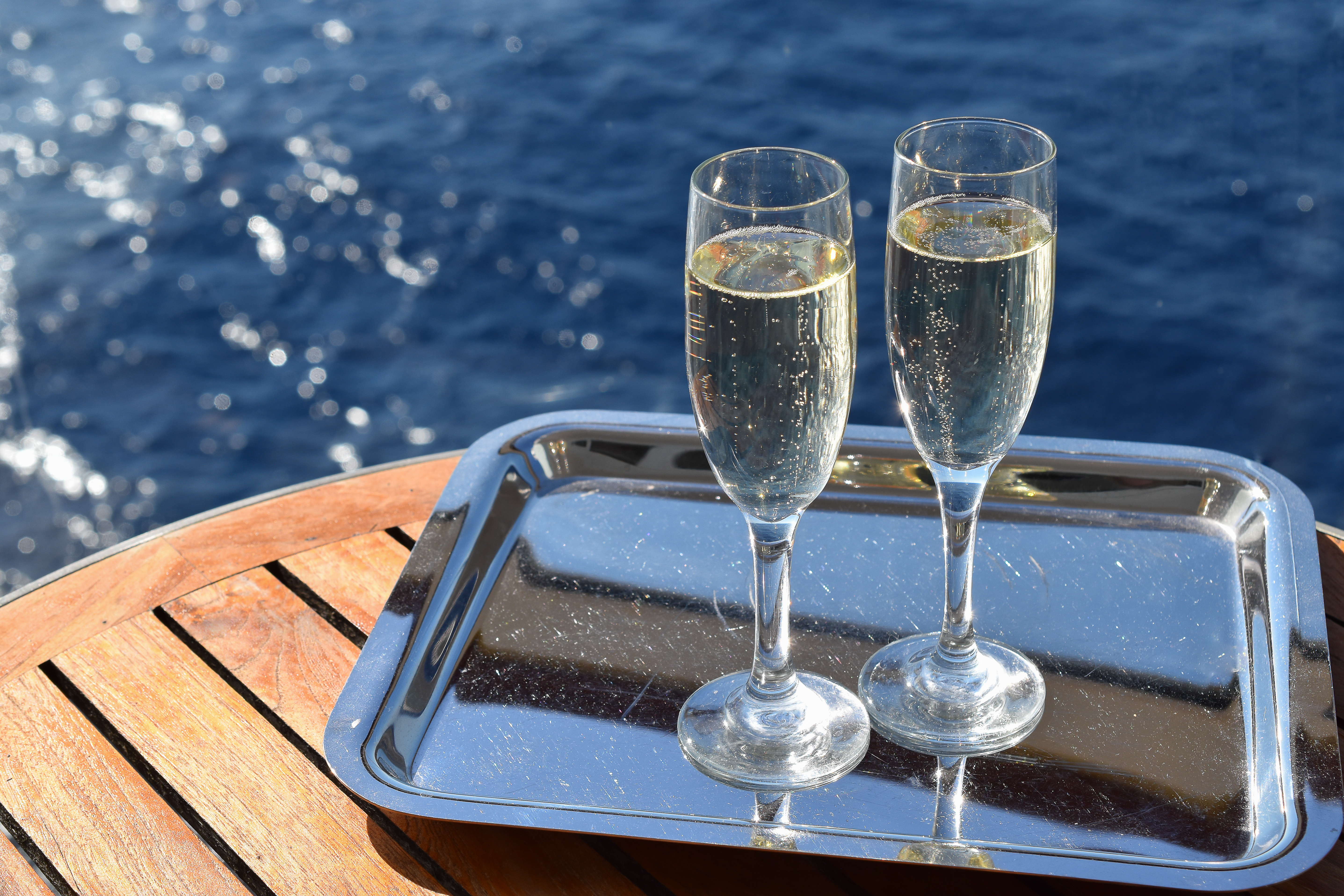 To elegante champagne glas på cruise skib med sparkling vin og ocean view