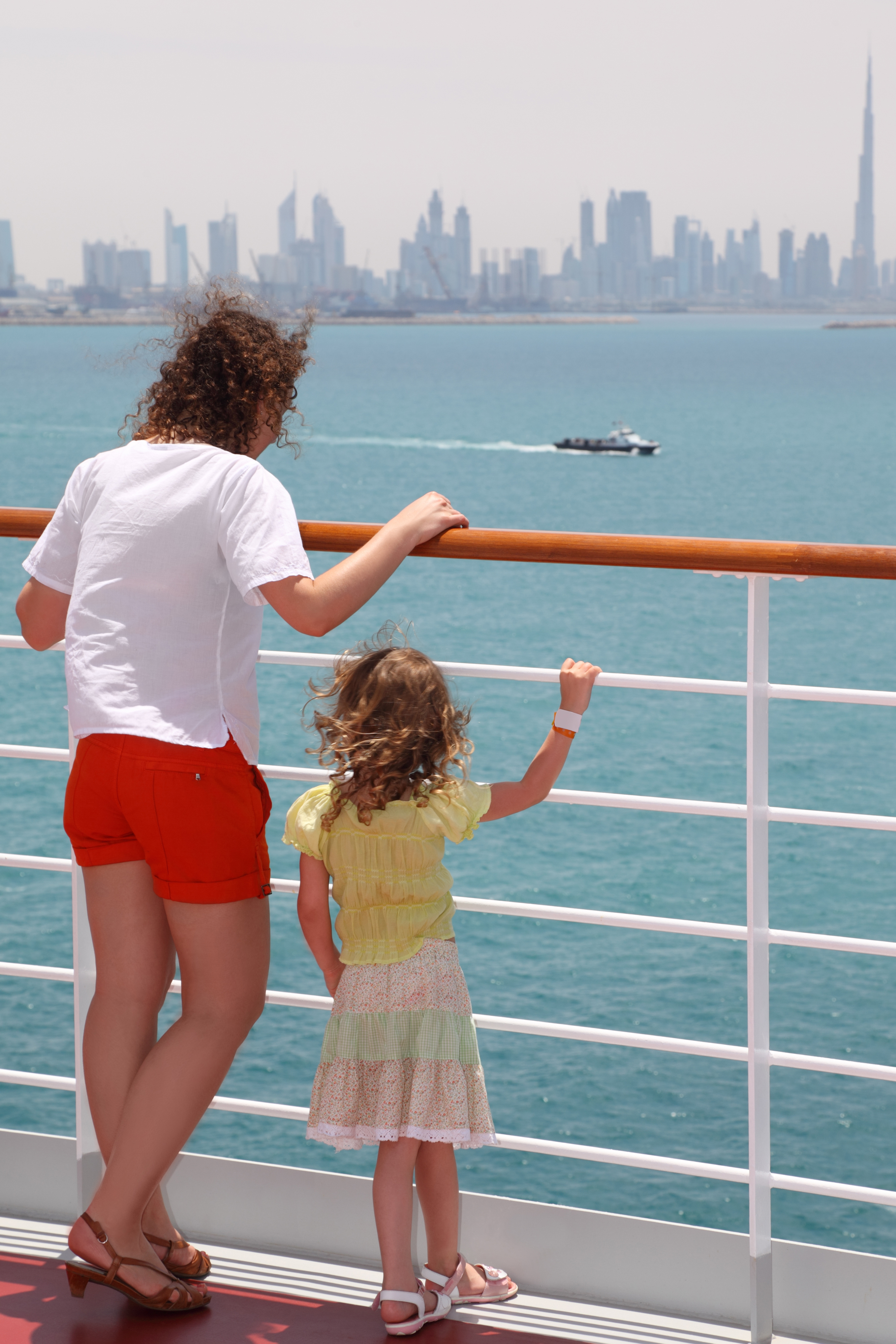 Cruise ferie med familie der nyder Dubai udsigt fra skibets dæk