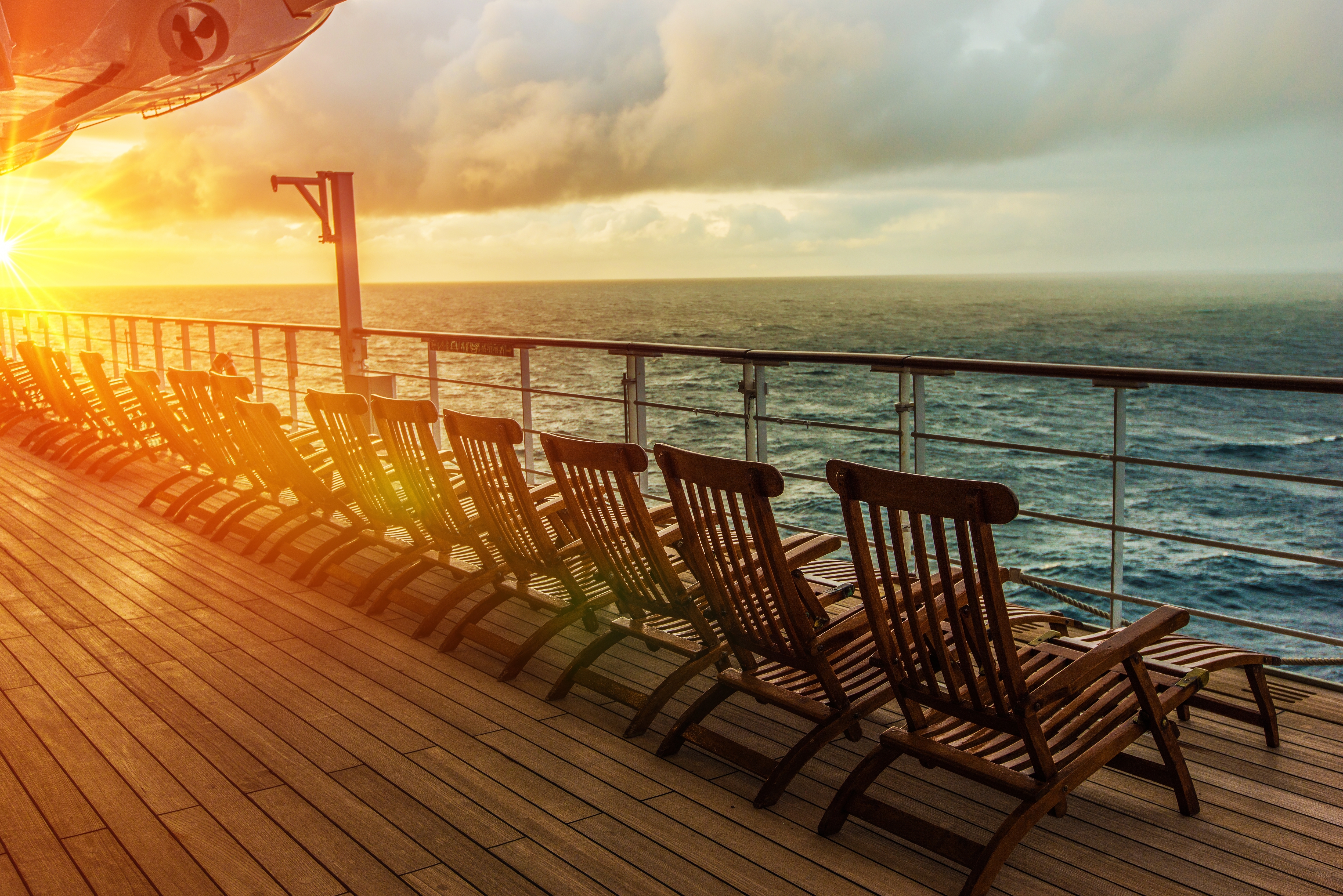 Cruise skibsdæk med solstole ved solnedgang - drømmerejse på havet