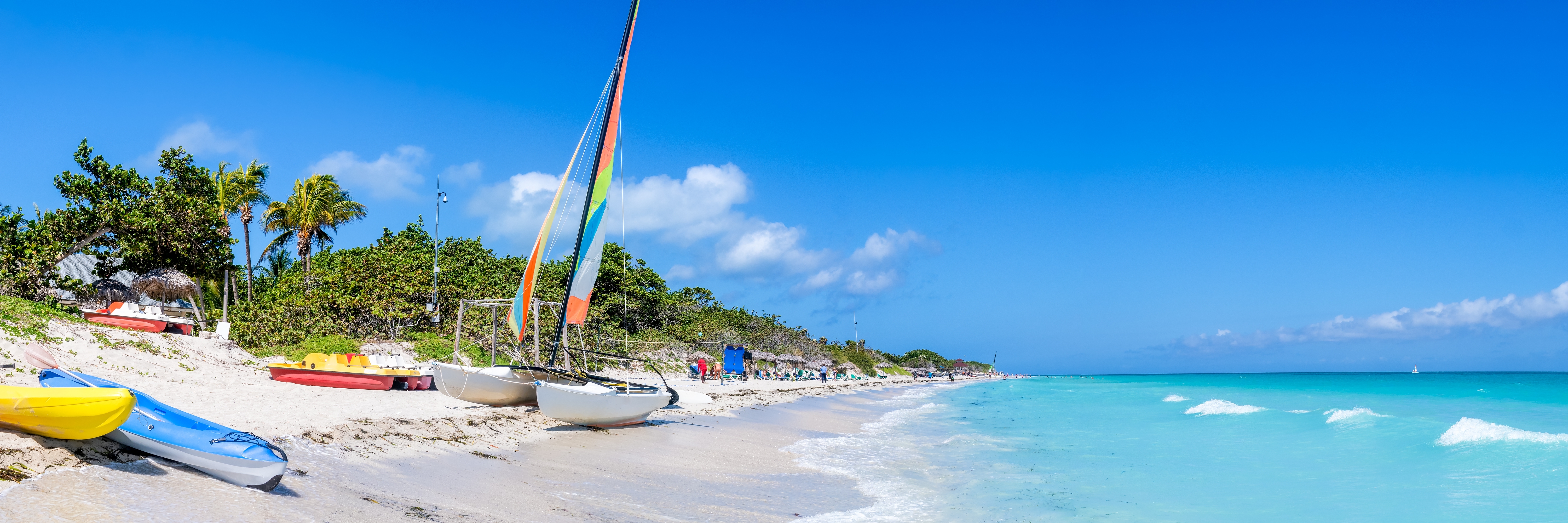 Idyllisk strand i Varadero Cuba med sejlbåde og palmer